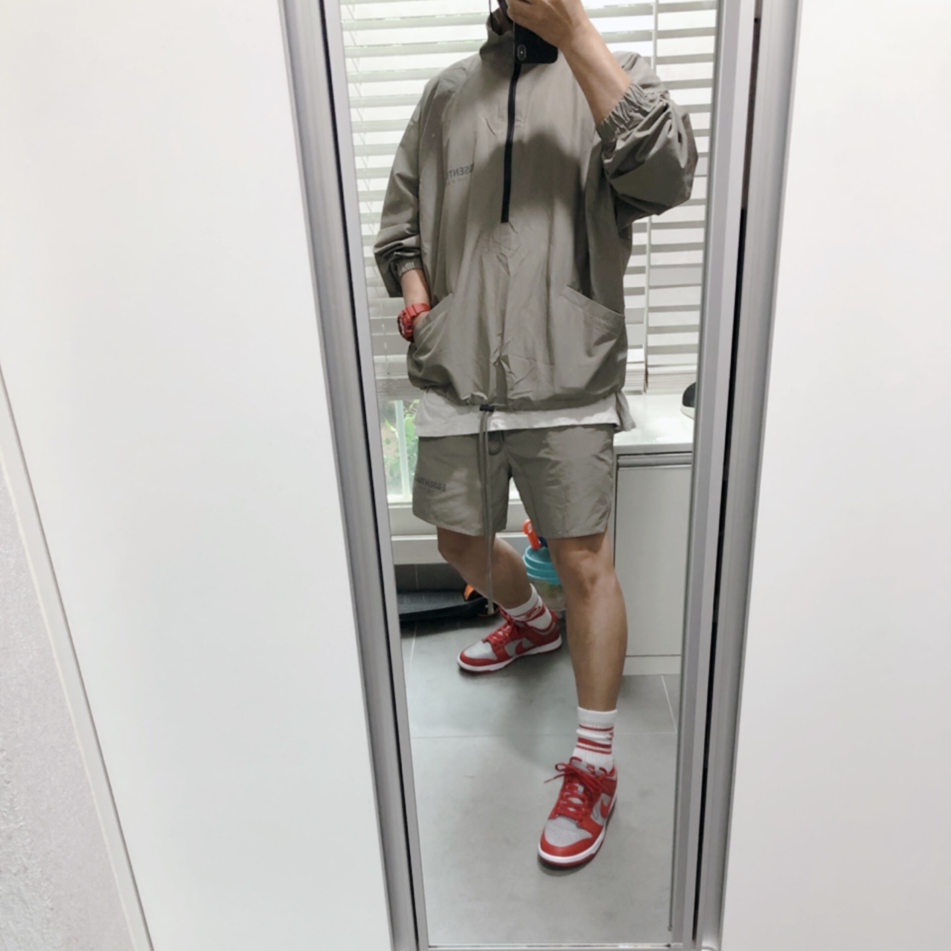 Nike Dunk Low Retro Medium Grey, Essentials Volley Shorts Taupe - 21SS 착용 스타일 - 2