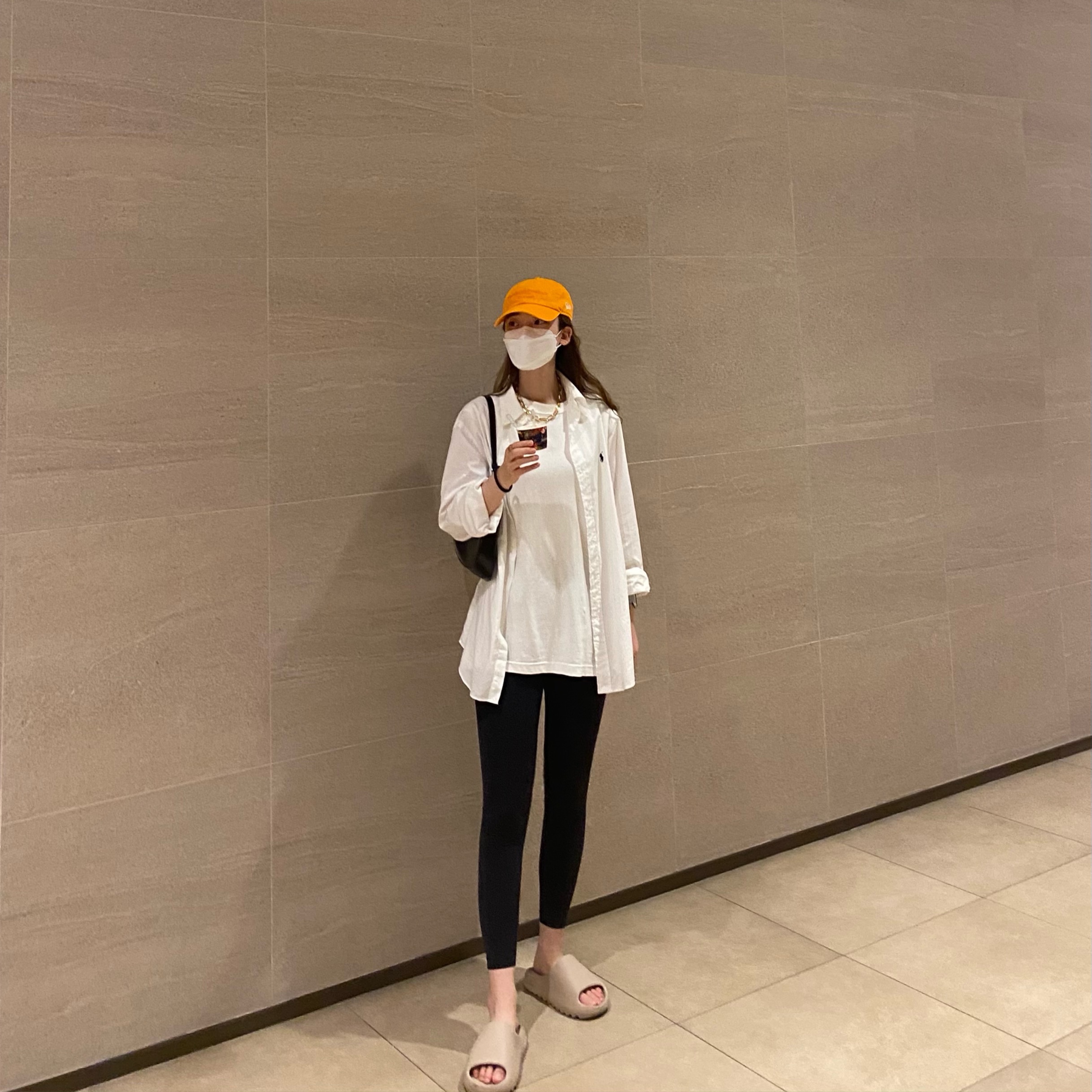 Adidas Yeezy Slide Pure 착용 스타일 - 1