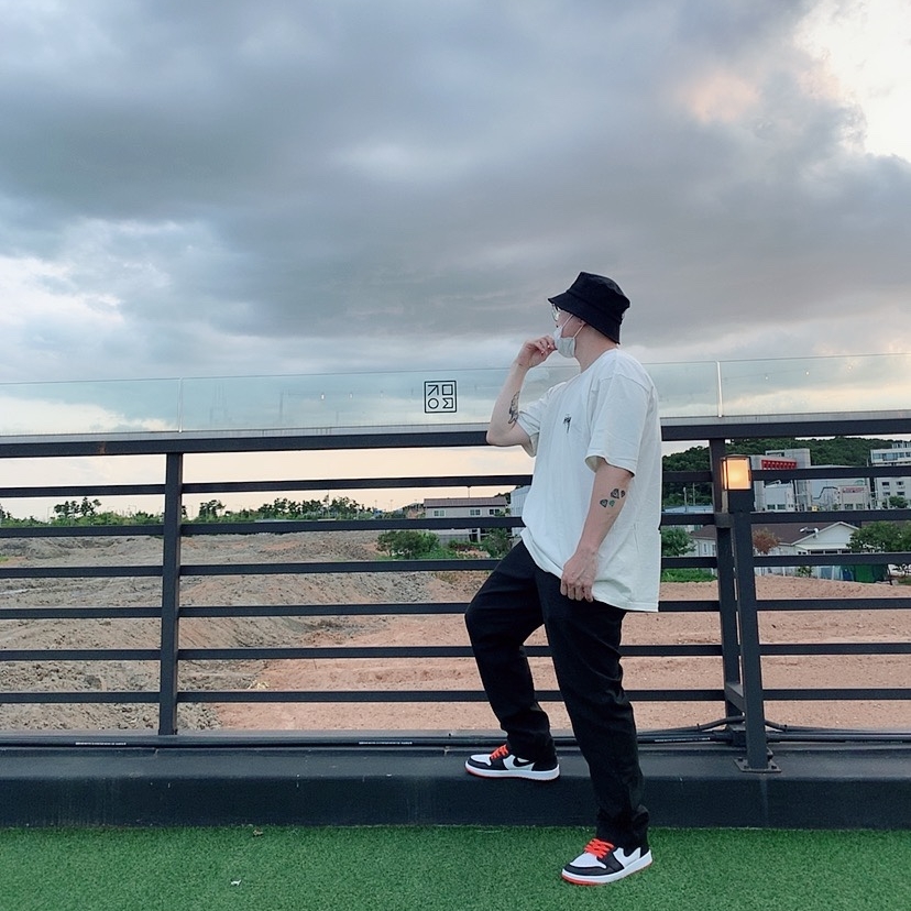 Jordan 1 Retro High OG Electro Orange, Stussy Painter Dyed T-Shirt Natural 착용 스타일 - 2