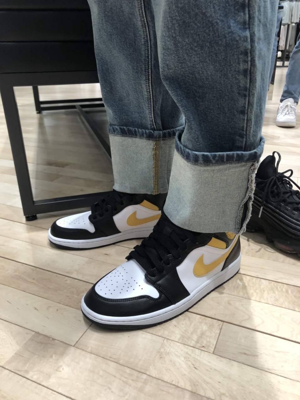Jordan 1 Mid Pollen 착용 스타일 - 1