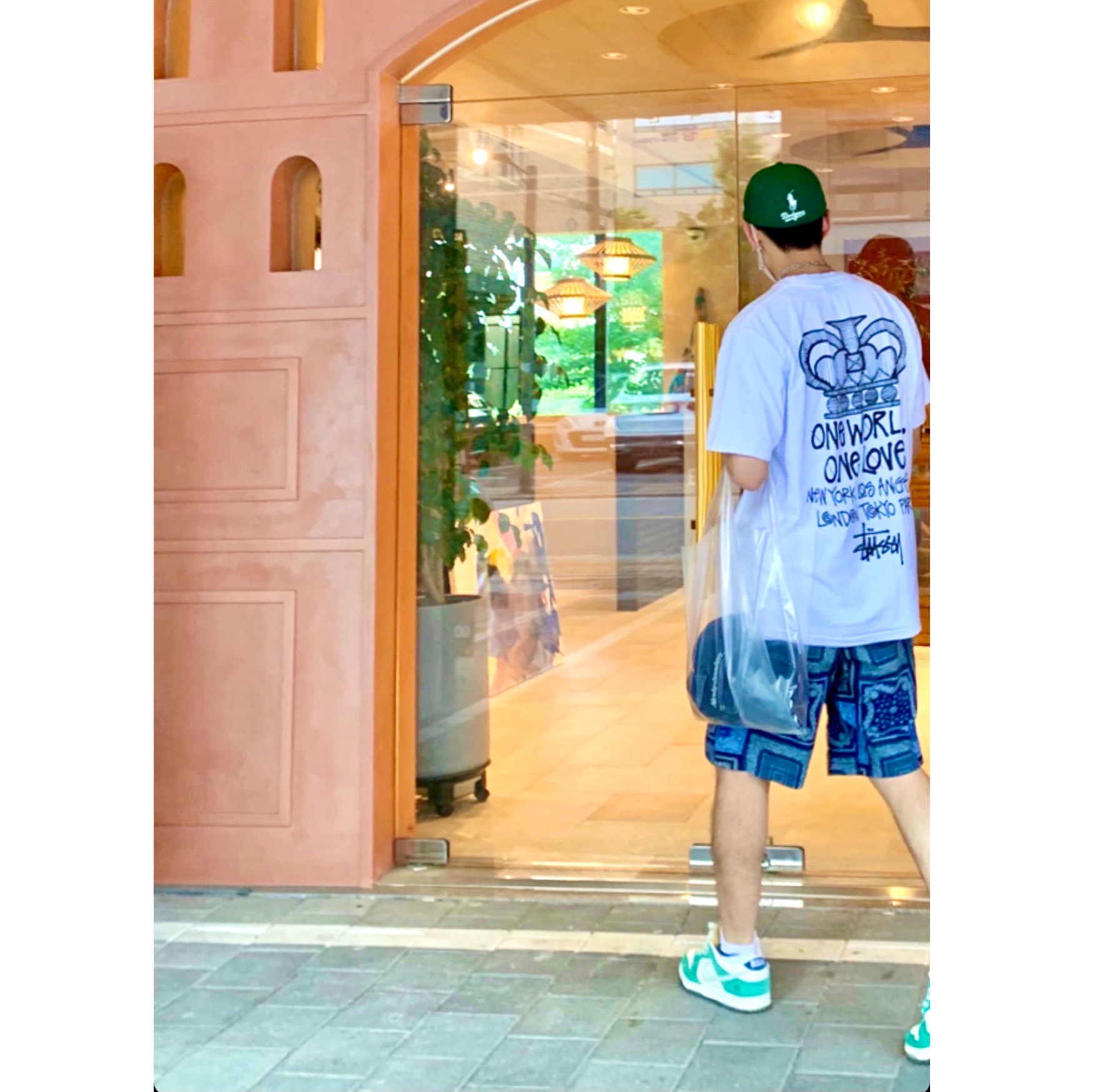 Nike x Kasina Dunk Low Road Sign - Kasina Exclusive, Stussy One World T-Shirt White 착용 스타일 - 1