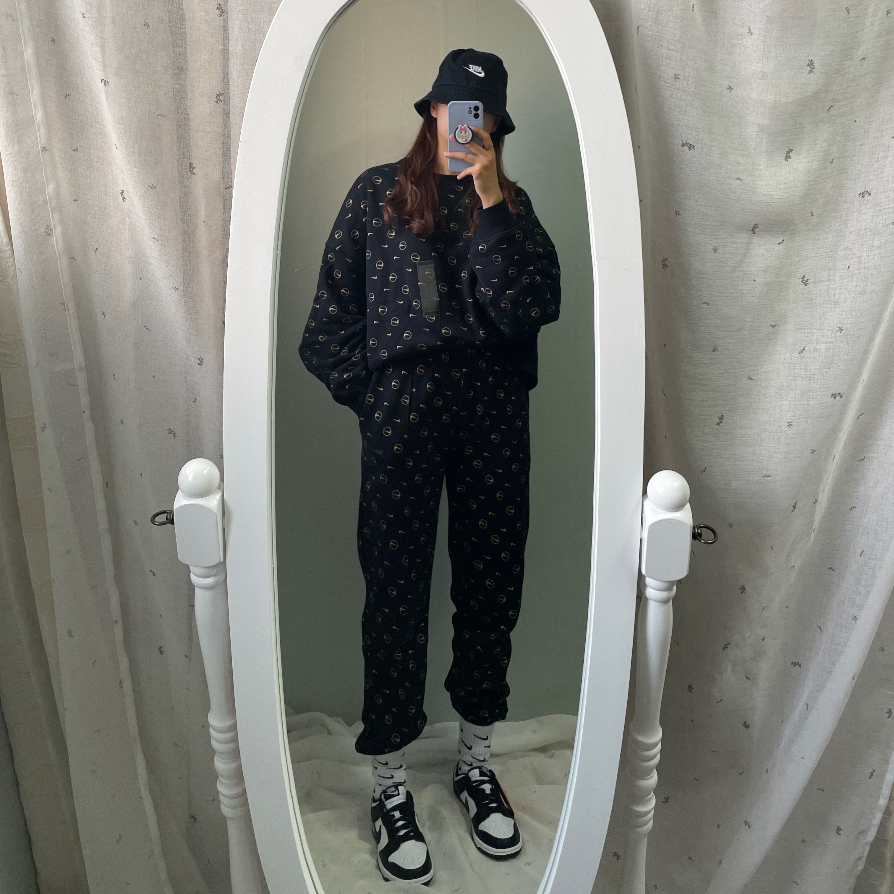(W) Nike Dunk Low Black, Nike Futura Washed Bucket Hat Black 착용 스타일 - 2