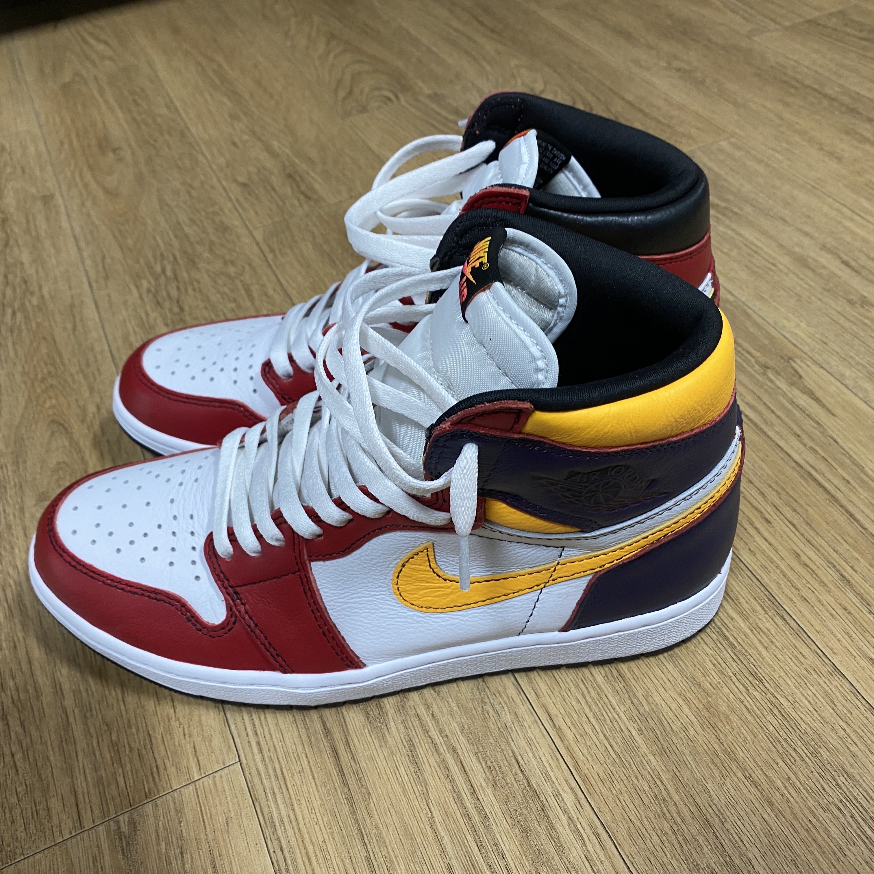 Jordan 1 Retro High OG Light Fusion Red 착용 스타일 - 2