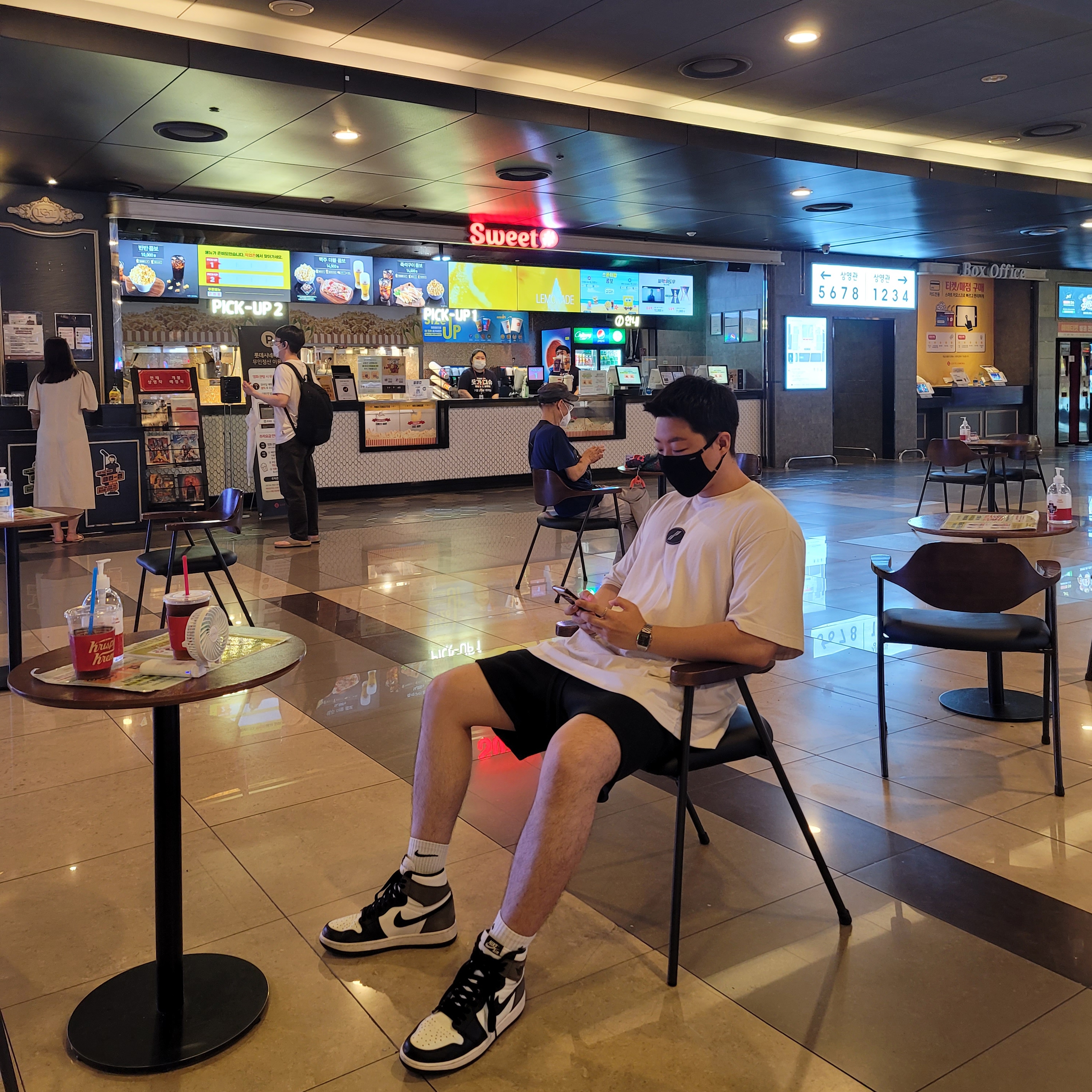 Jordan 1 Retro High OG Black Mocha, Essentials Sweatshorts Black 2020 착용 스타일
