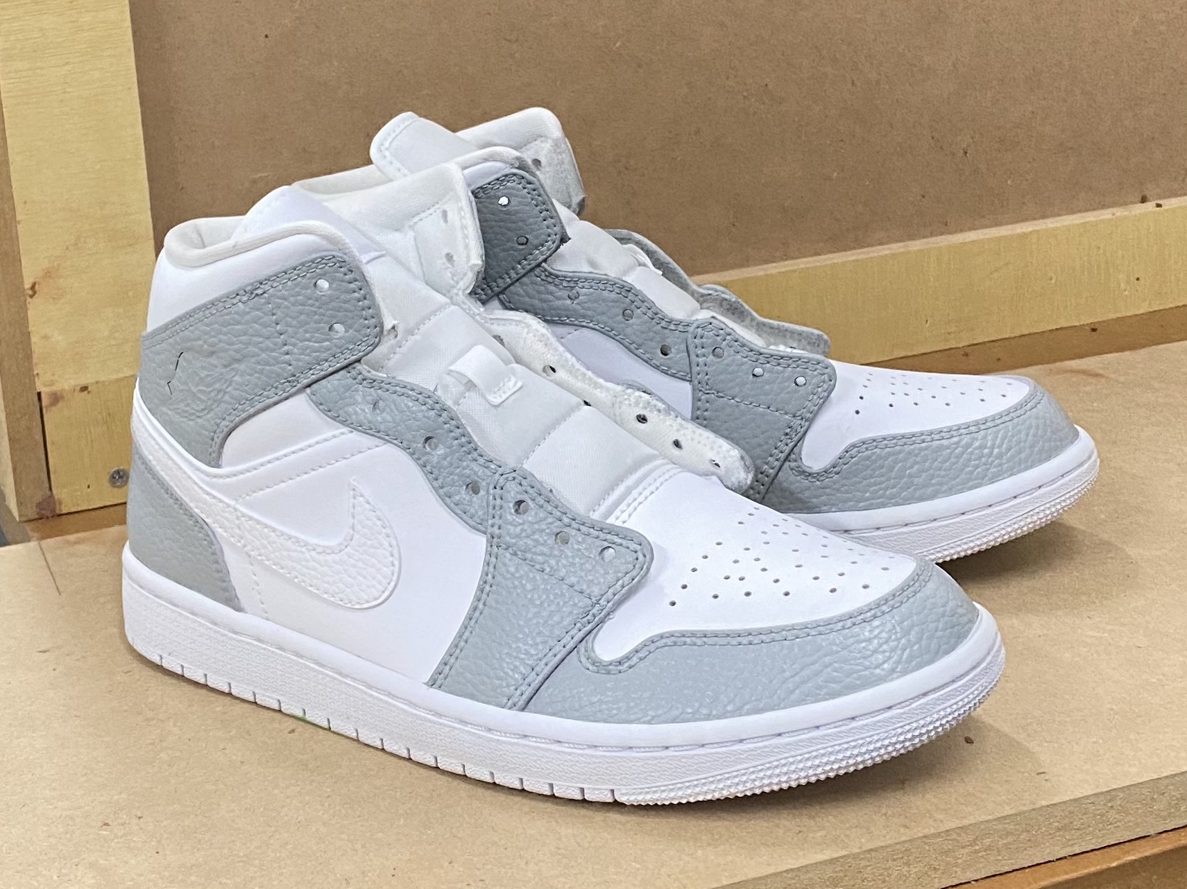 Jordan 1 Mid Triple White, Jordan 1 Mid Light Smoke Grey 착용 스타일 - 4