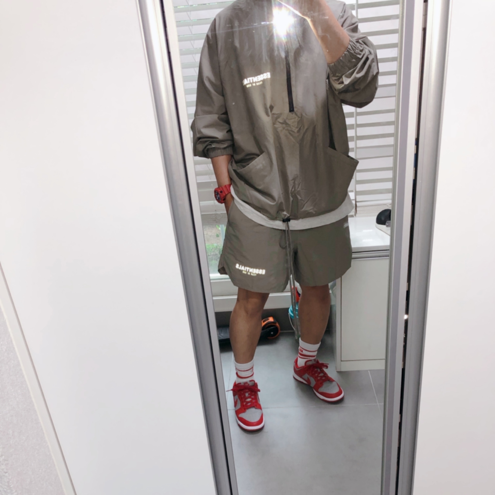 Nike Dunk Low Retro Medium Grey, Essentials Volley Shorts Taupe - 21SS 착용 스타일 - 1