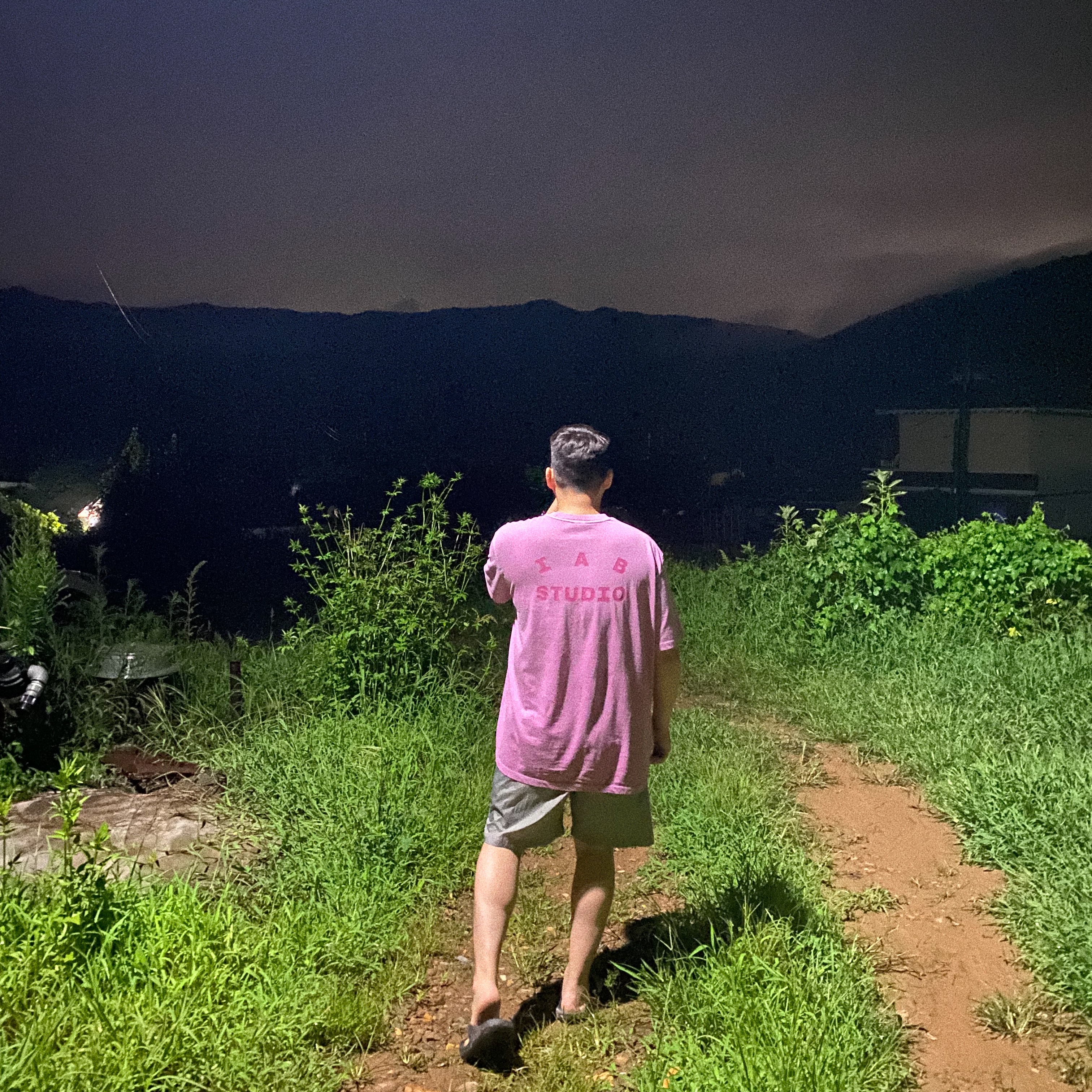 IAB Studio Woven Shorts Gray, IAB Studio Pigment T-Shirt Magenta 착용 스타일 - 1