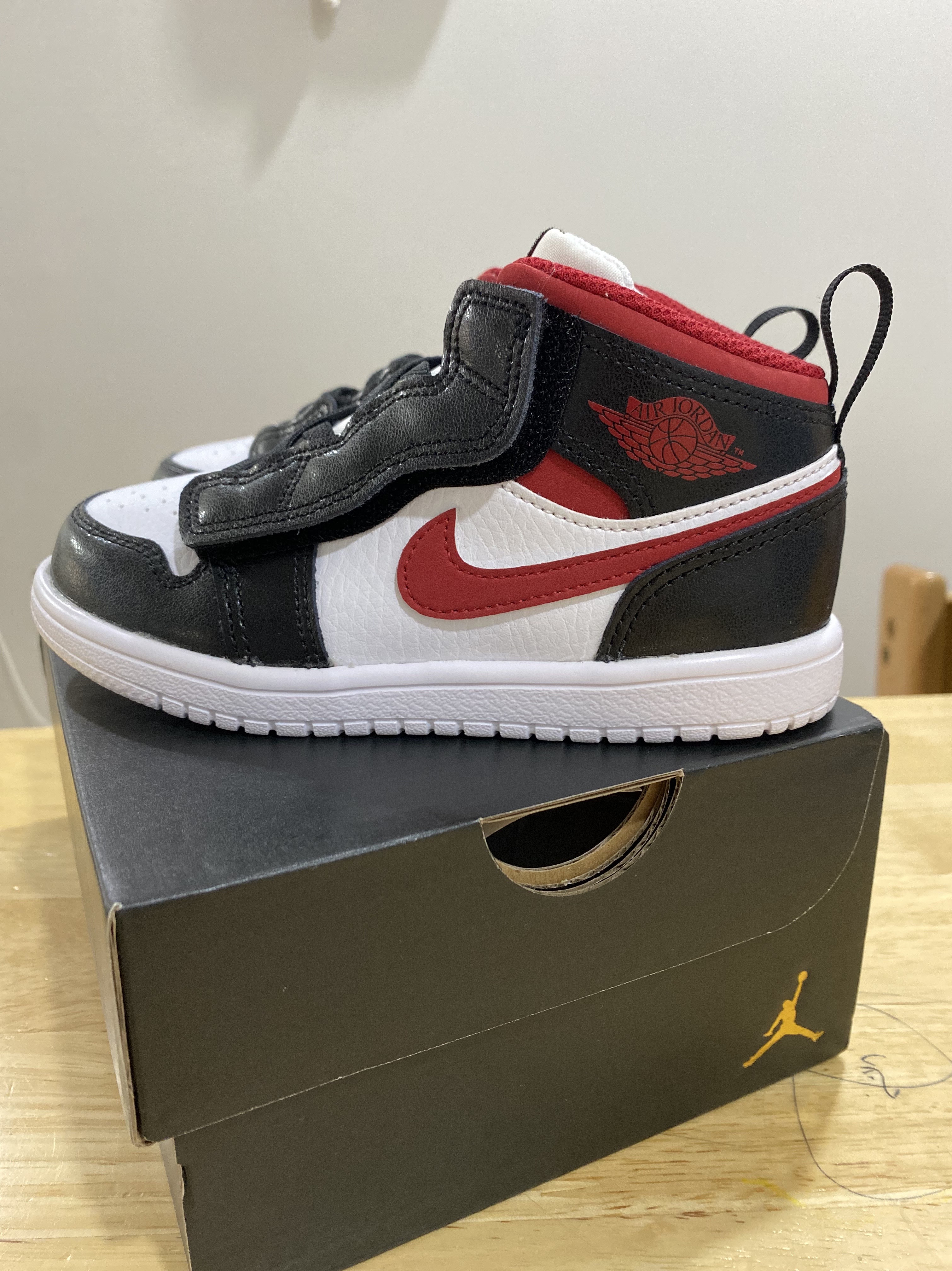 (TD) Jordan 1 Mid Alt Gym Red Black White, Jordan 1 Retro High OG Gym Red 착용 스타일 - 1