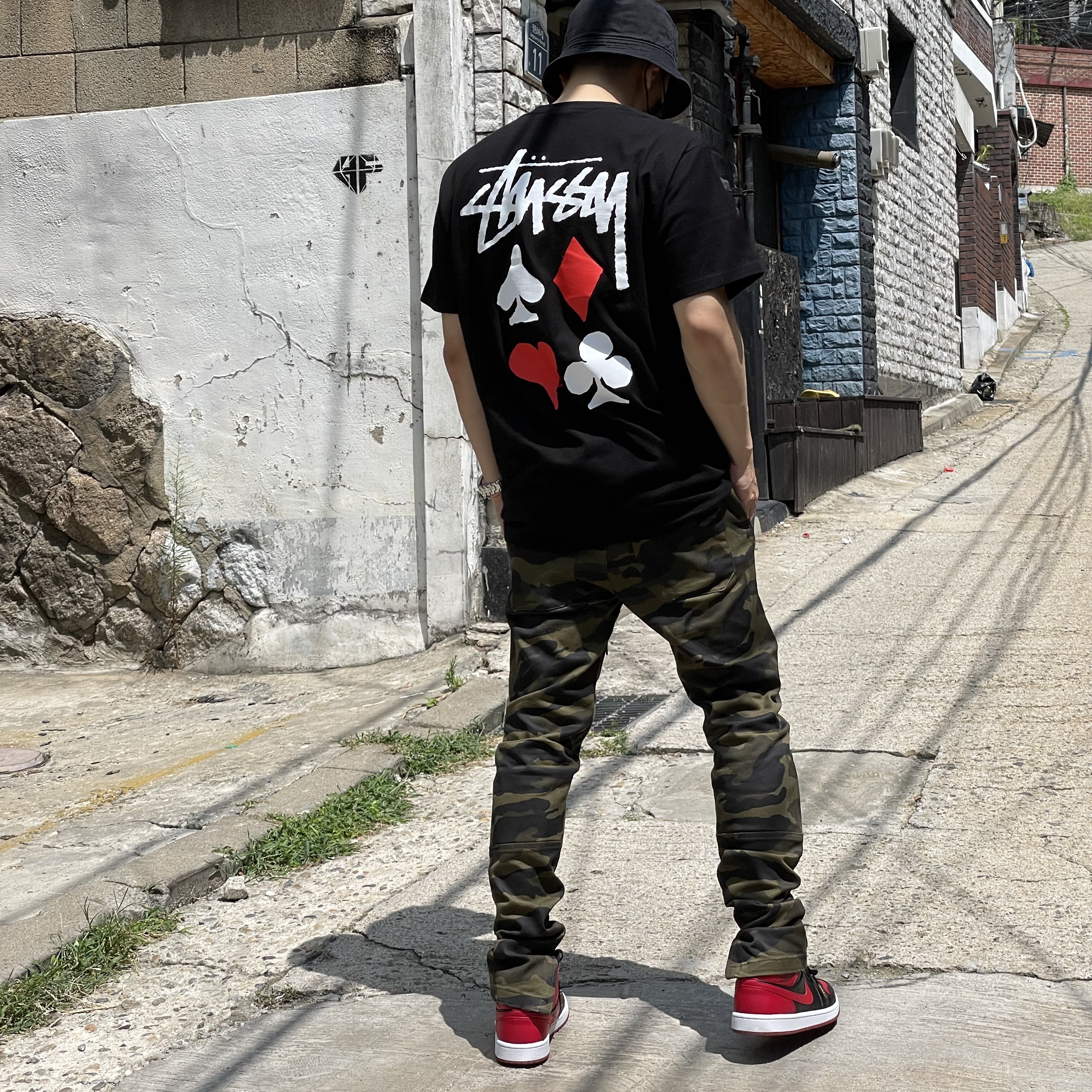 Jordan 1 Mid Bred Banned 2020, Stussy Full Deck 2 T-Shirt Black 착용 스타일 - 3