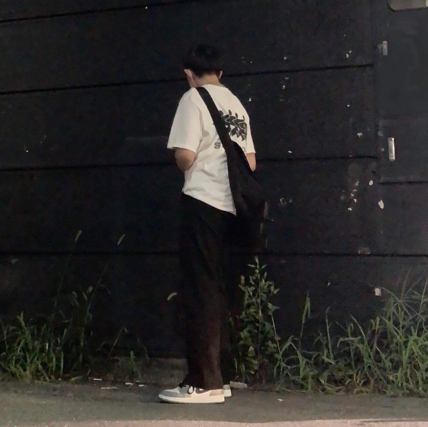 Stussy x CDG Surfman T-Shirt White, Jordan 1 Mid Light Smoke Grey 착용 스타일