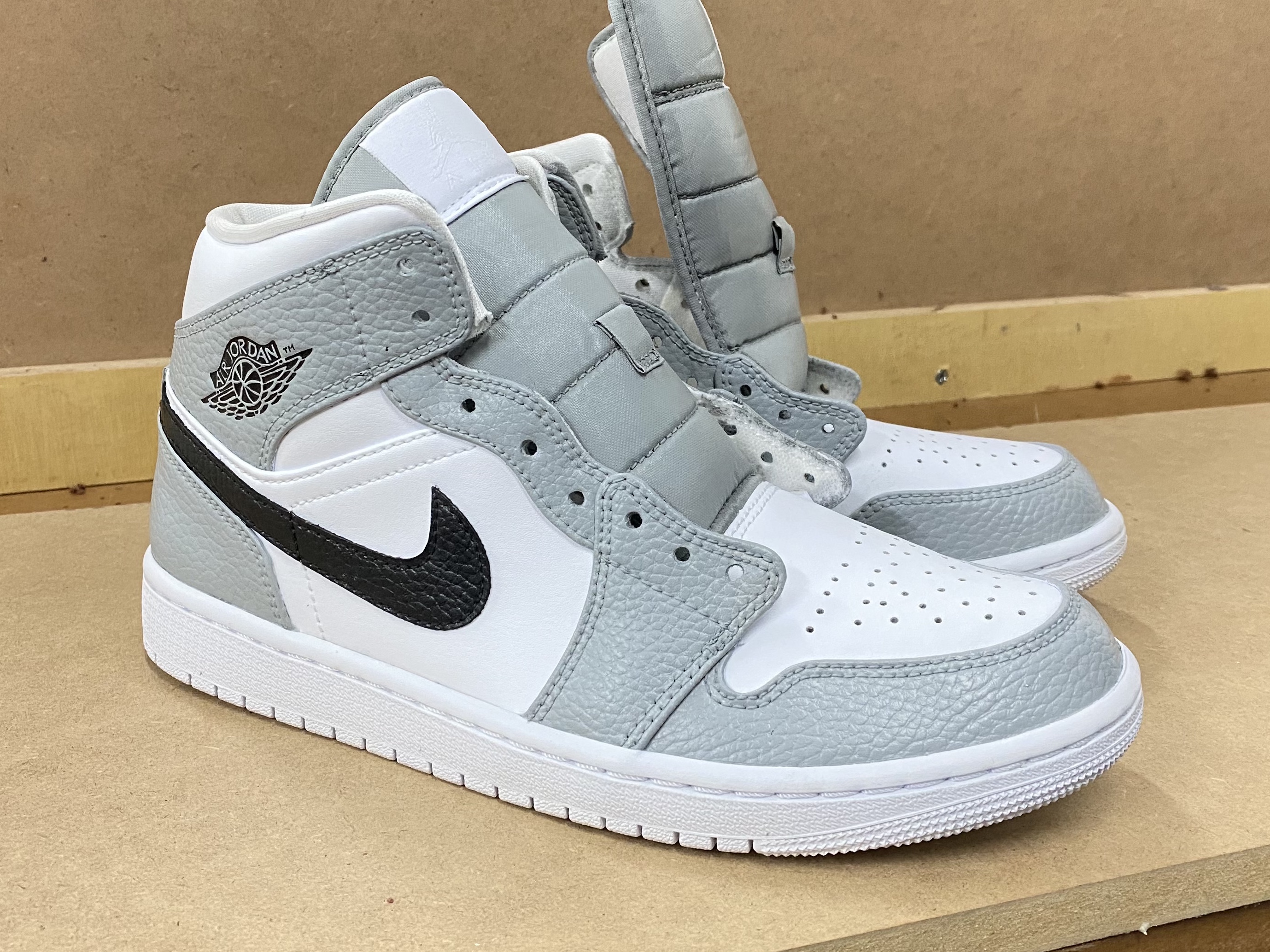 Jordan 1 Mid Triple White, Jordan 1 Mid Light Smoke Grey 착용 스타일 - 5