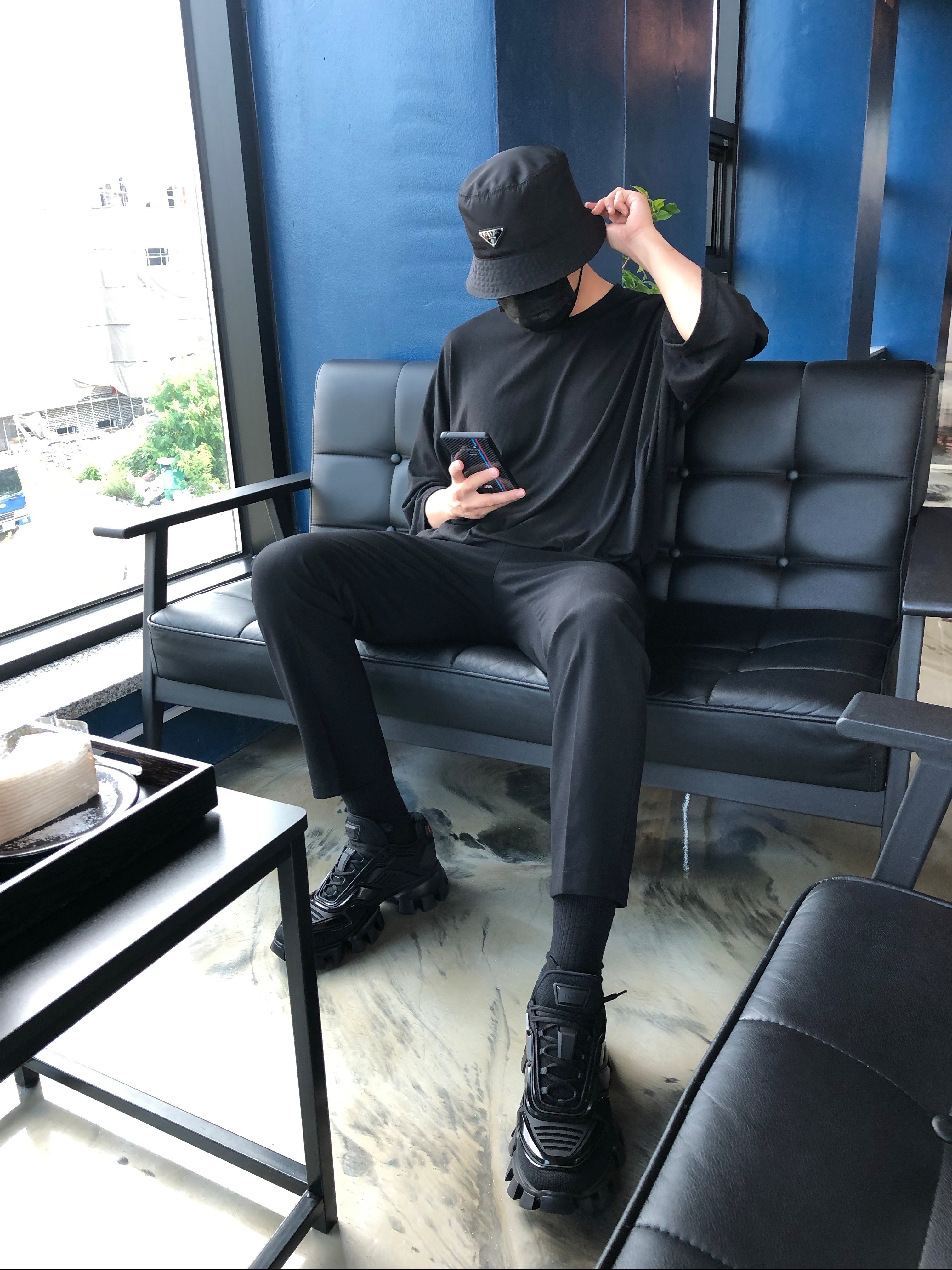 Prada Cloudbust Thunder Technical Fabric Sneakers Black, Prada Re-Nylon Bucket Hat Black 착용 스타일 - 2