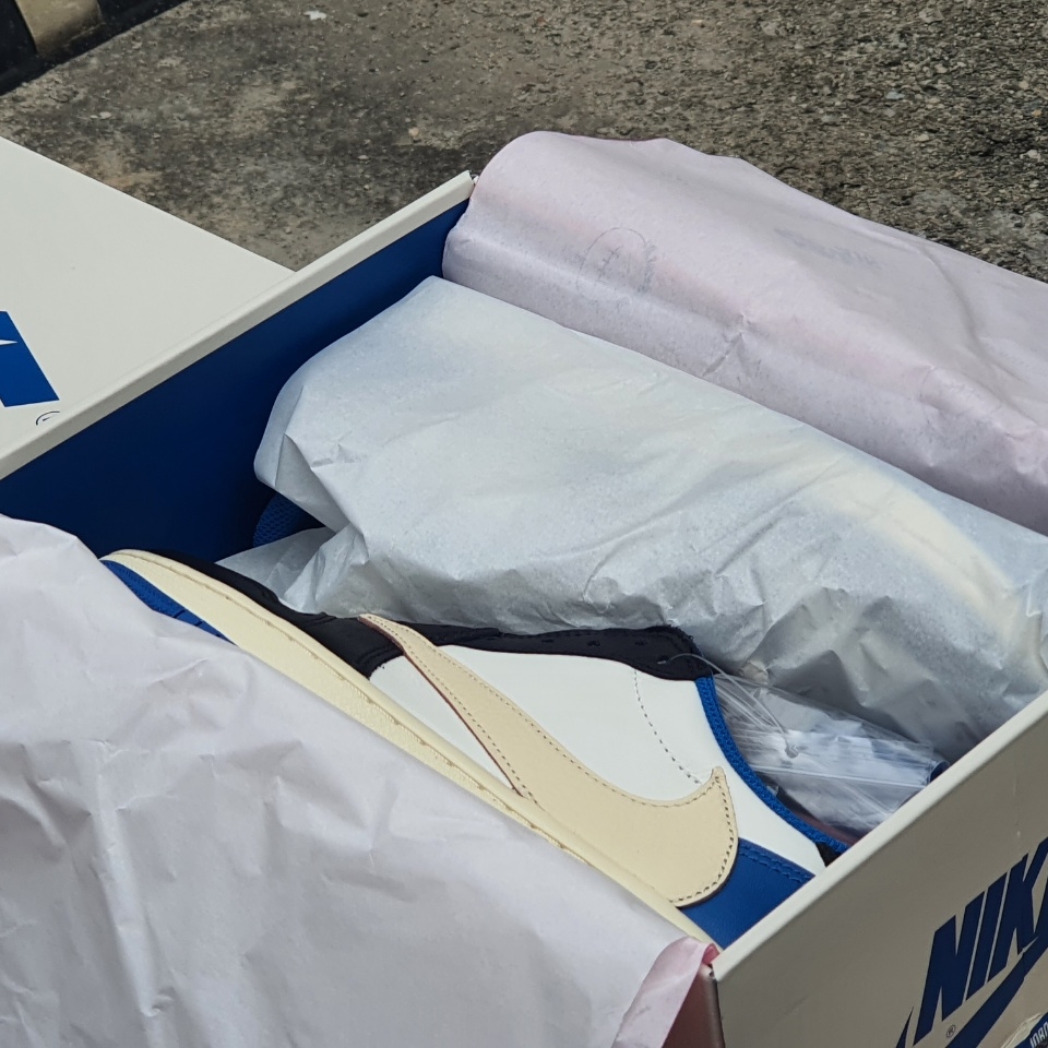 Jordan 1 x Travis Scott x Fragment Retro Low OG SP Military Blue 착용 스타일 - 3