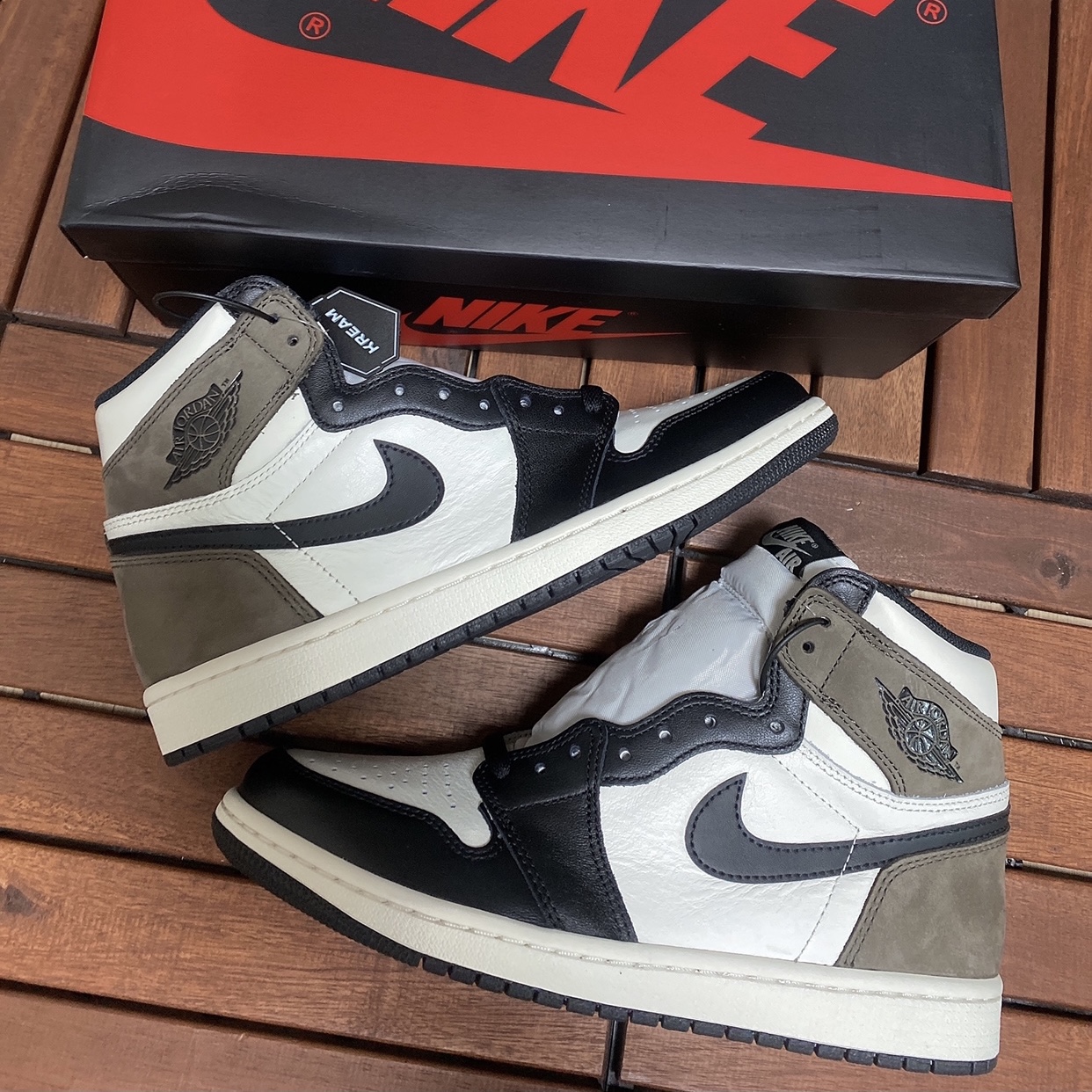 Jordan 1 Retro High OG Black Mocha 착용 스타일 - 3