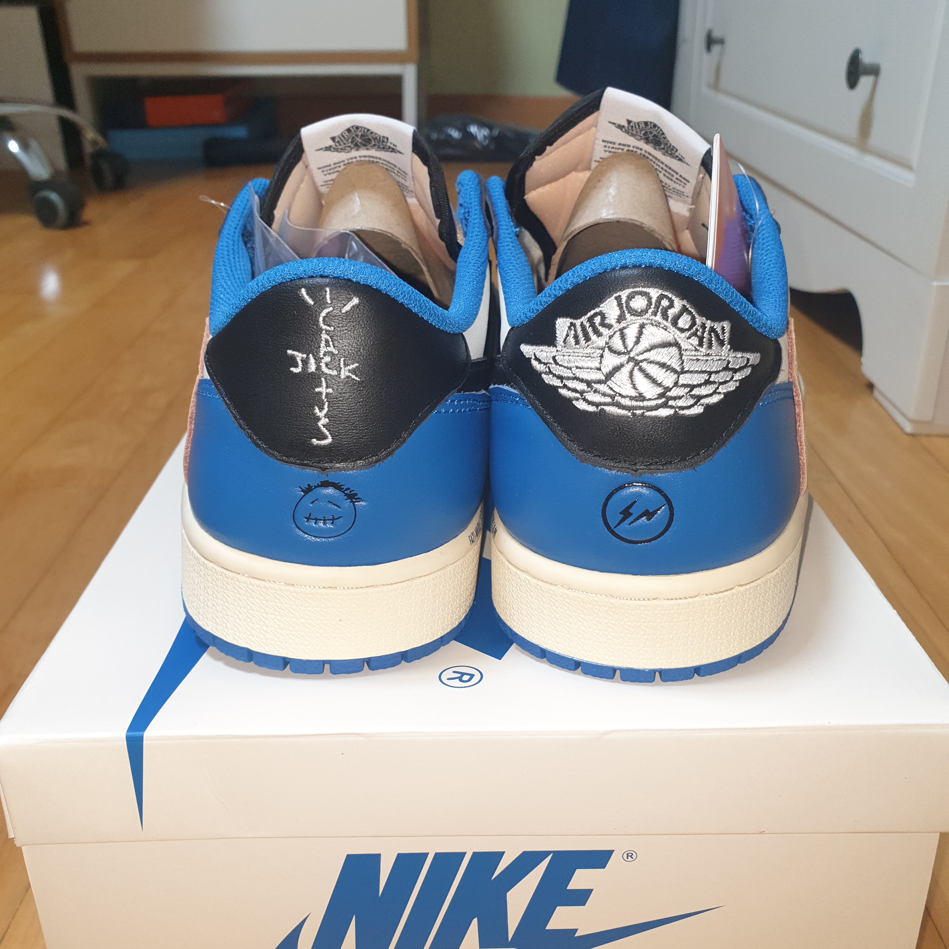 Jordan 1 x Travis Scott x Fragment Retro Low OG SP Military Blue 착용 스타일 - 4