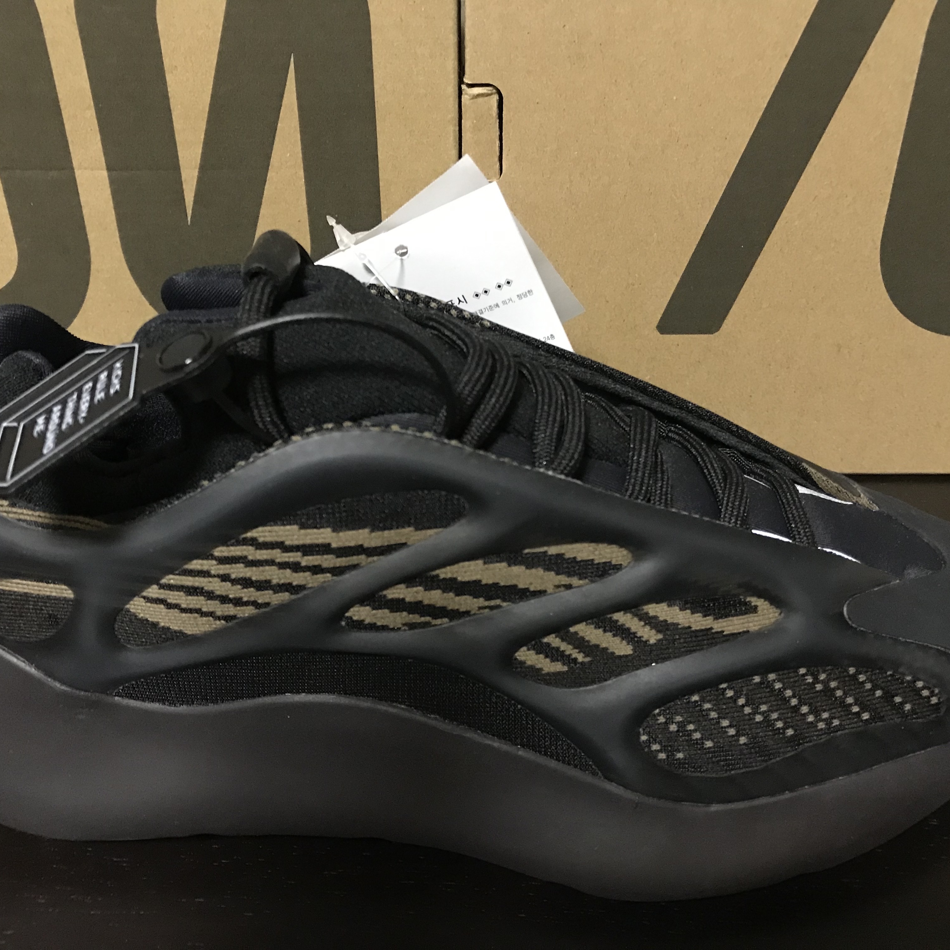 Adidas Yeezy 700 V3 Clay Brown 착용 스타일