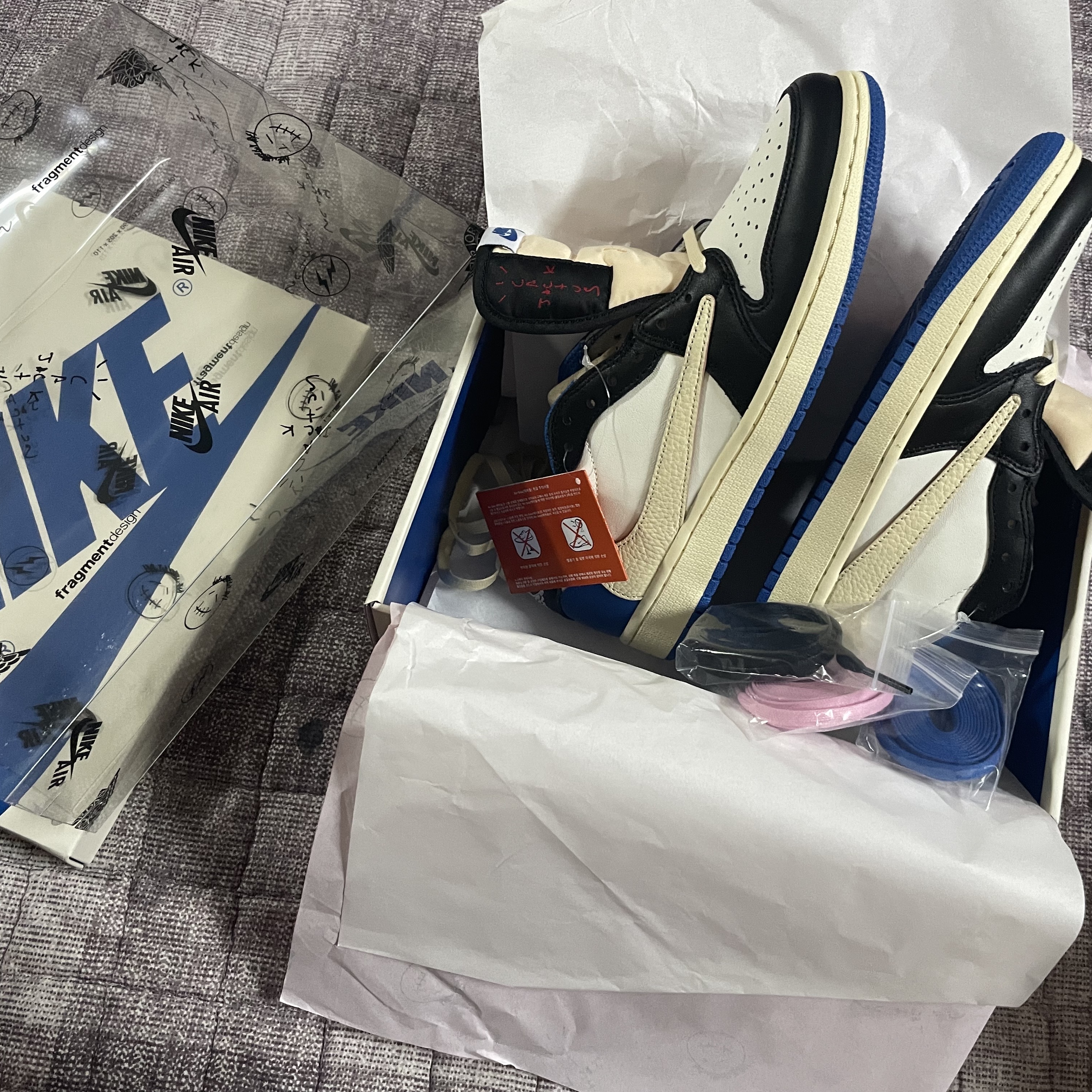 Jordan 1 x Travis Scott x Fragment Retro Low OG SP Military Blue 착용 스타일 - 1