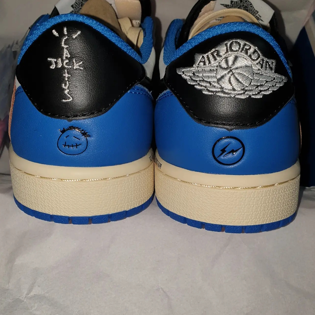 Jordan 1 x Travis Scott x Fragment Retro Low OG SP Military Blue 착용 스타일 - 2
