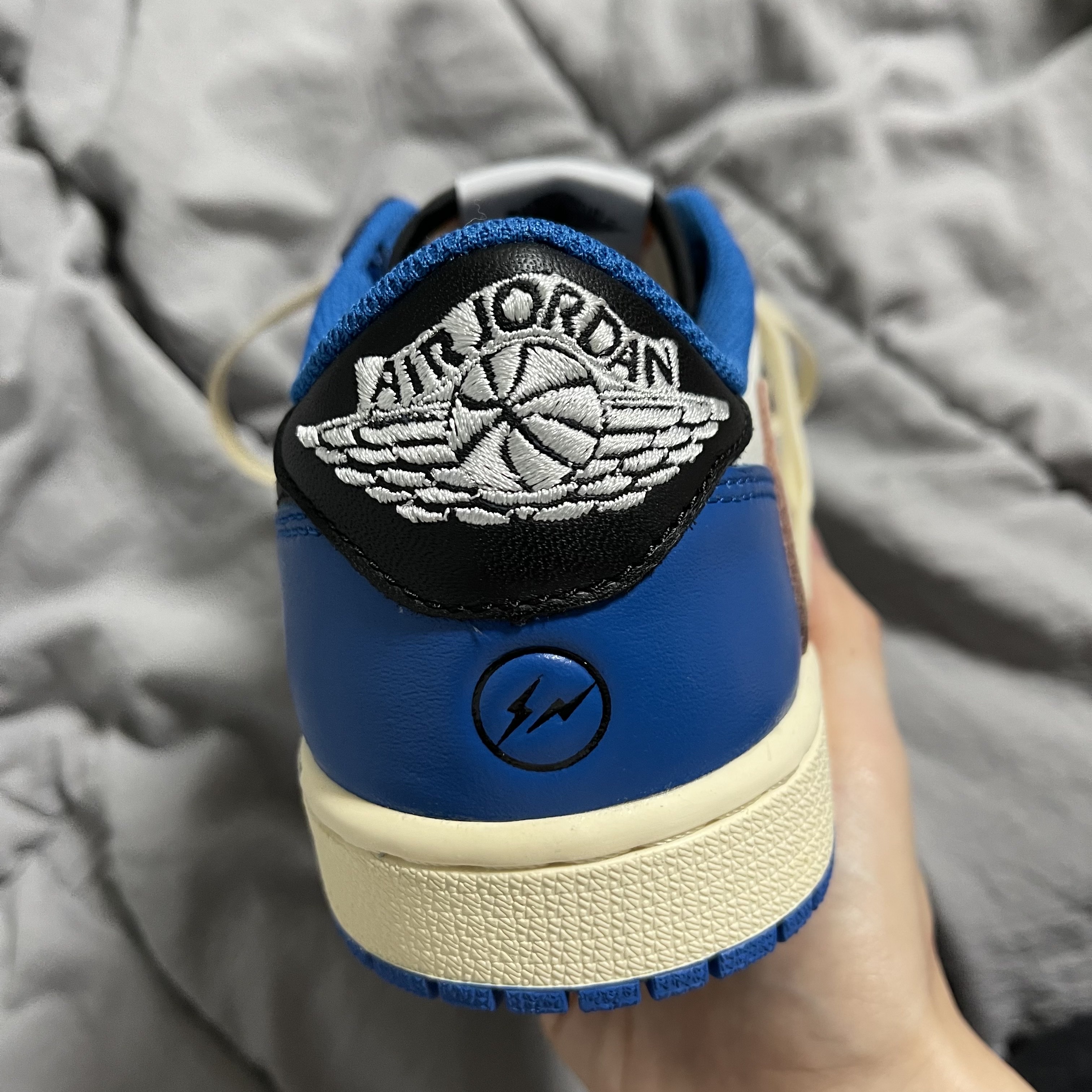 Jordan 1 x Travis Scott x Fragment Retro Low OG SP Military Blue 착용 스타일 - 1
