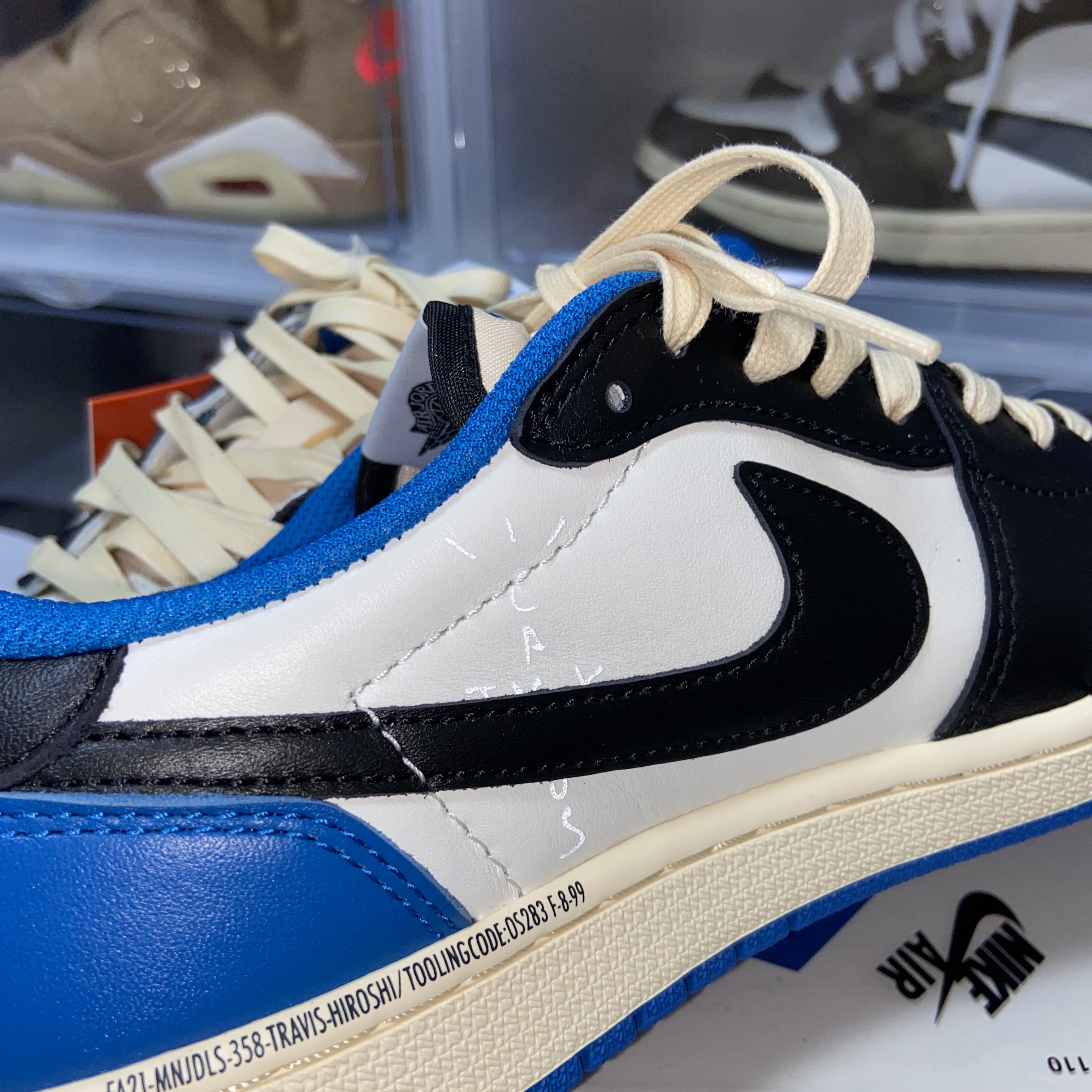 Jordan 1 x Travis Scott x Fragment Retro Low OG SP Military Blue, Jordan 6 x Travis Scott Retro SP British Khaki 착용 스타일 - 2