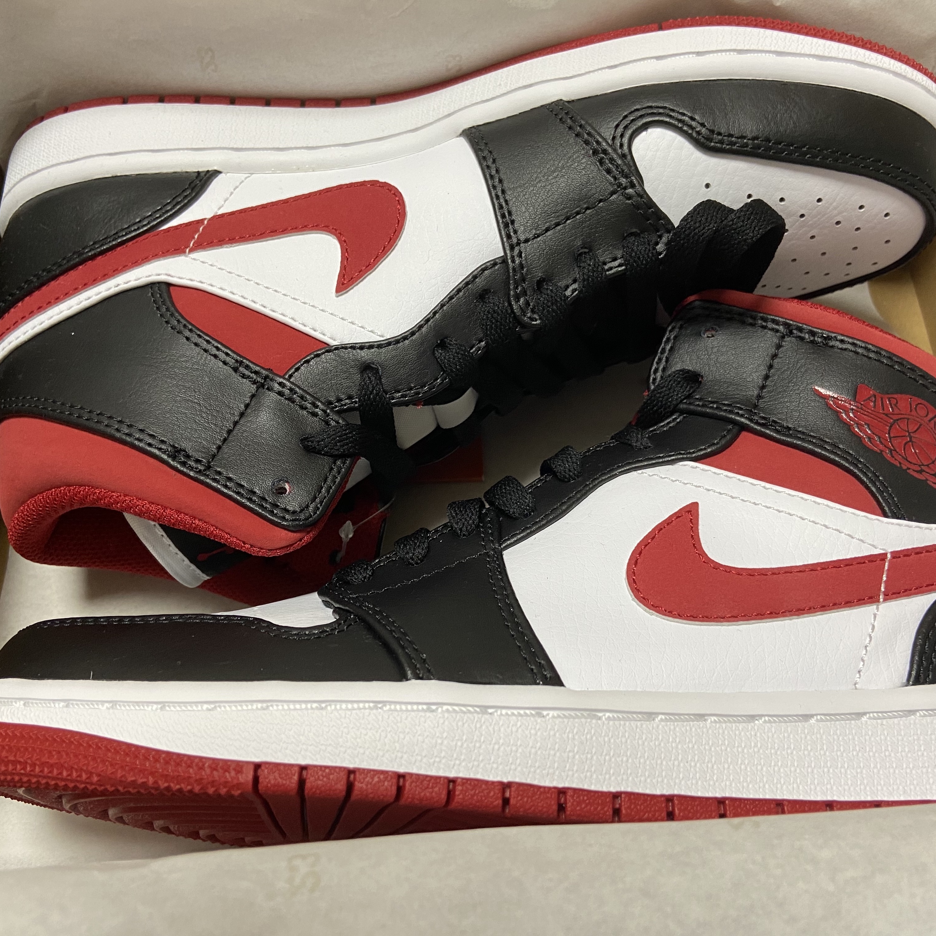 Jordan 1 Mid Gym Red Black White 착용 스타일