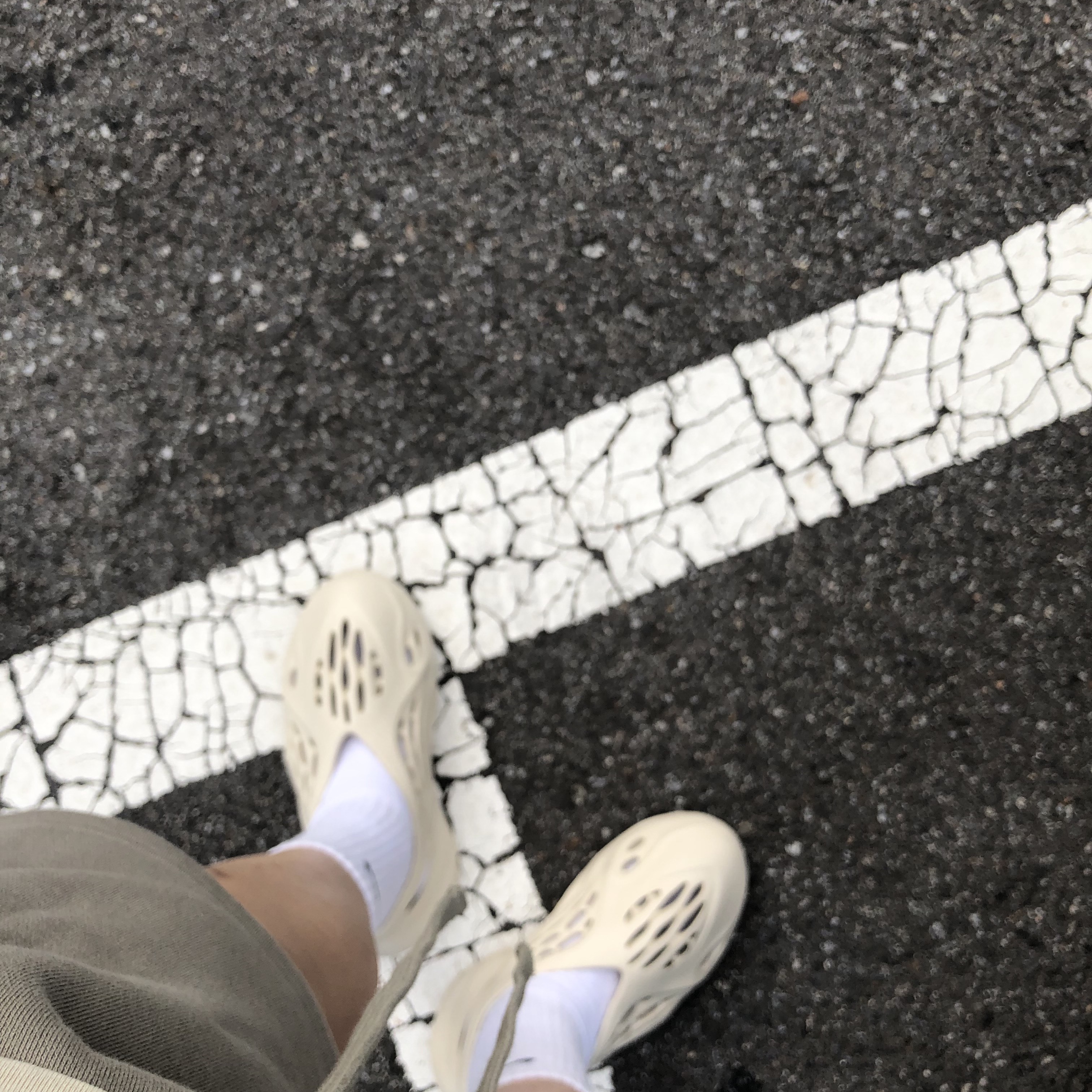 Essentials Sweatshorts Taupe - 21SS, Adidas Yeezy Foam RNNR Sand 착용 스타일 - 1