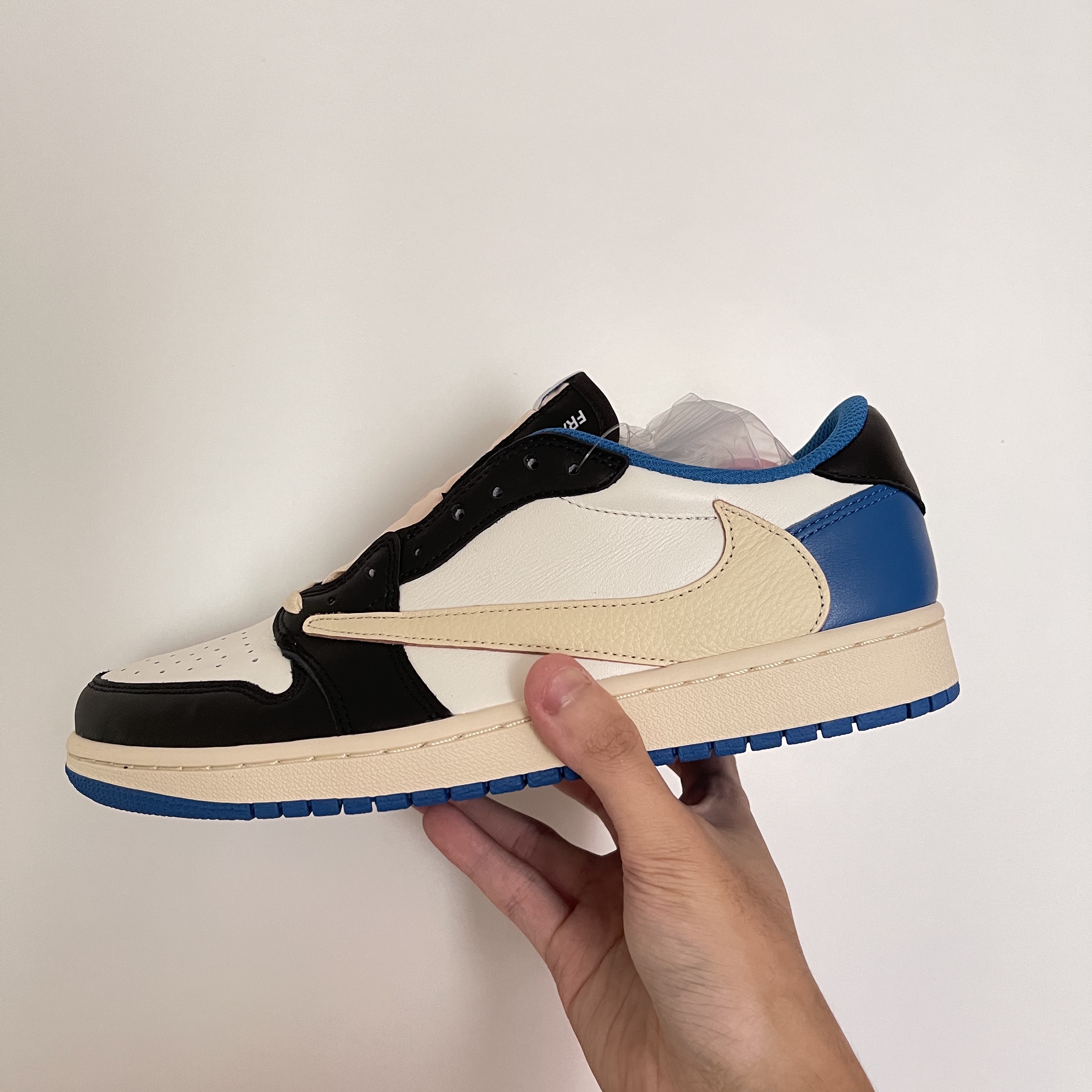 Jordan 1 x Travis Scott x Fragment Retro Low OG SP Military Blue 착용 스타일 - 2