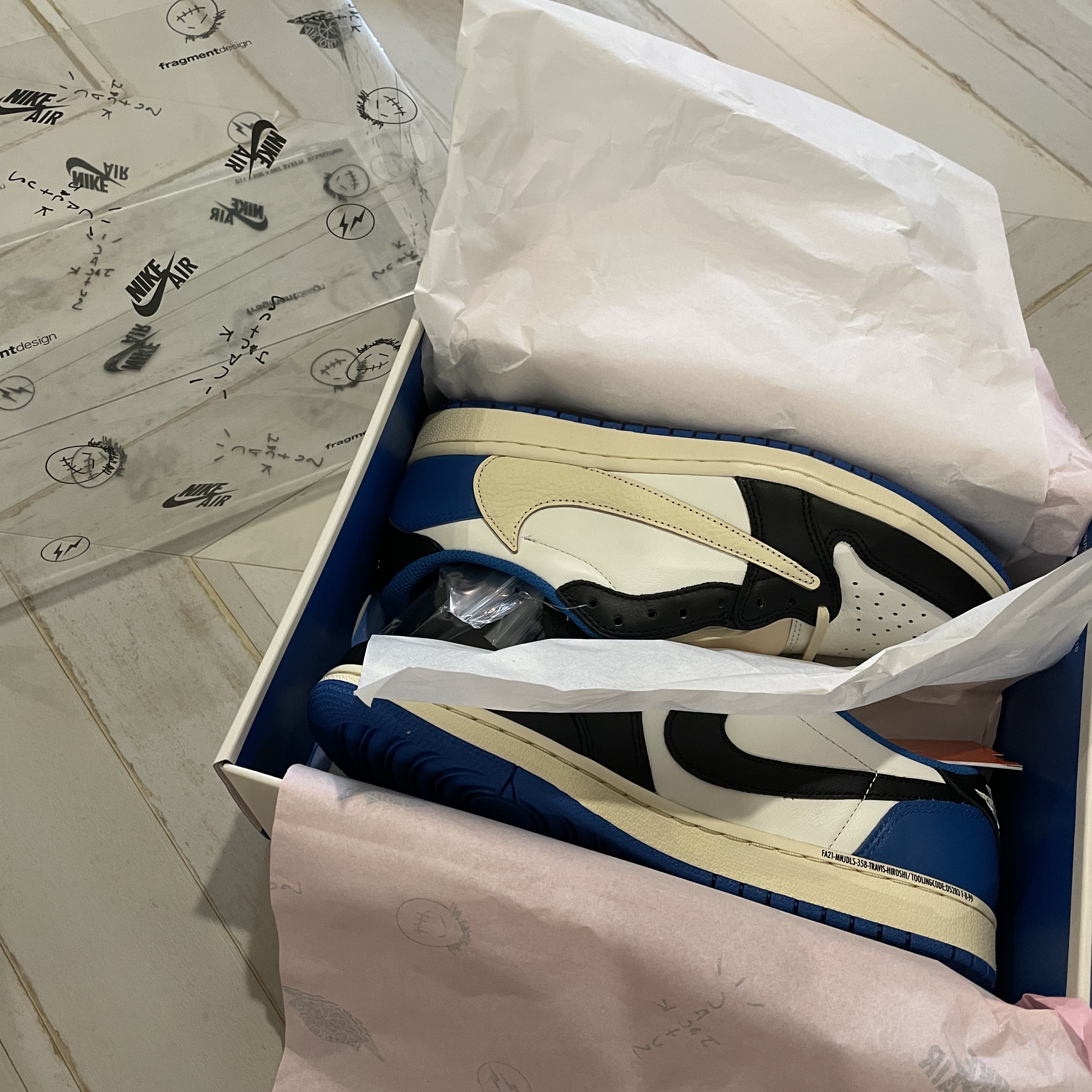 Jordan 1 x Travis Scott x Fragment Retro Low OG SP Military Blue, Jordan x Travis Scott x Fragment T-Shirt Sail (DJ0619-133) 착용 스타일 - 1