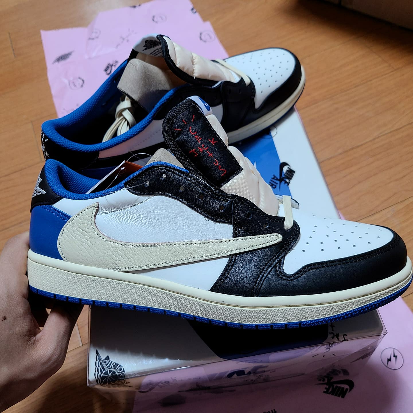 Jordan 1 x Travis Scott x Fragment Retro Low OG SP Military Blue 착용 스타일 - 1