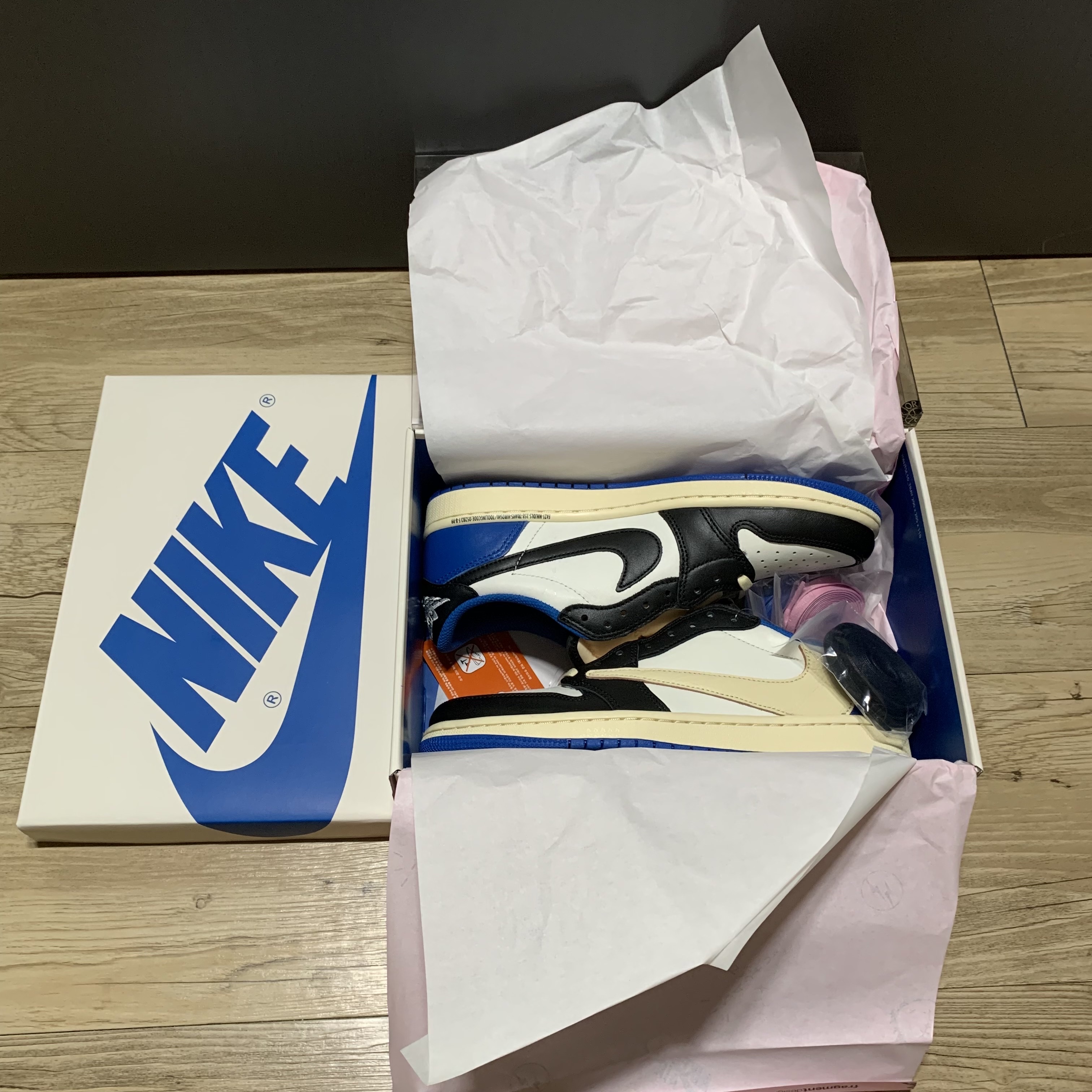 Jordan 1 x Travis Scott x Fragment Retro Low OG SP Military Blue, Jordan 1 Mid Gym Red Black White 착용 스타일 - 3