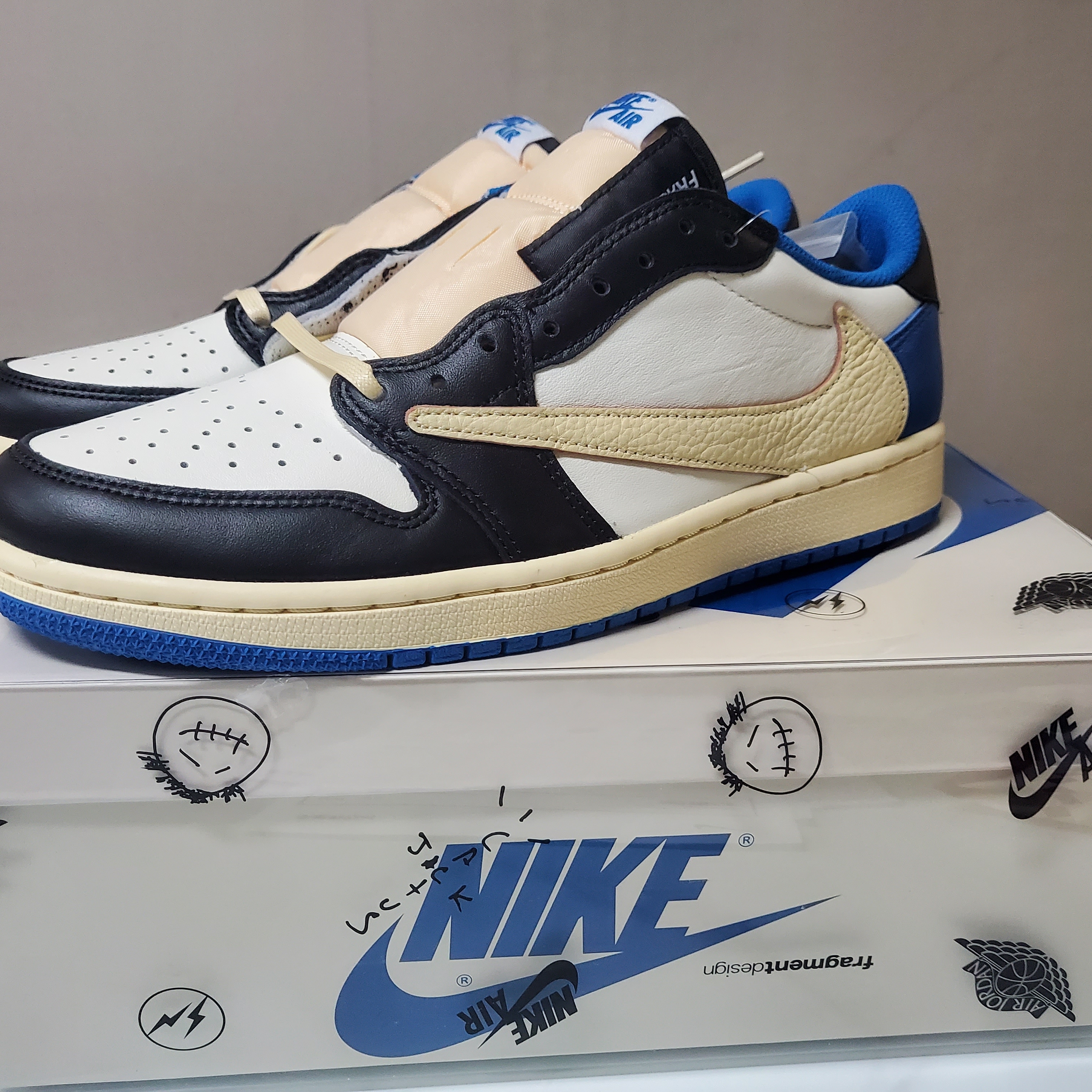 Jordan 1 x Travis Scott x Fragment Retro Low OG SP Military Blue 착용 스타일