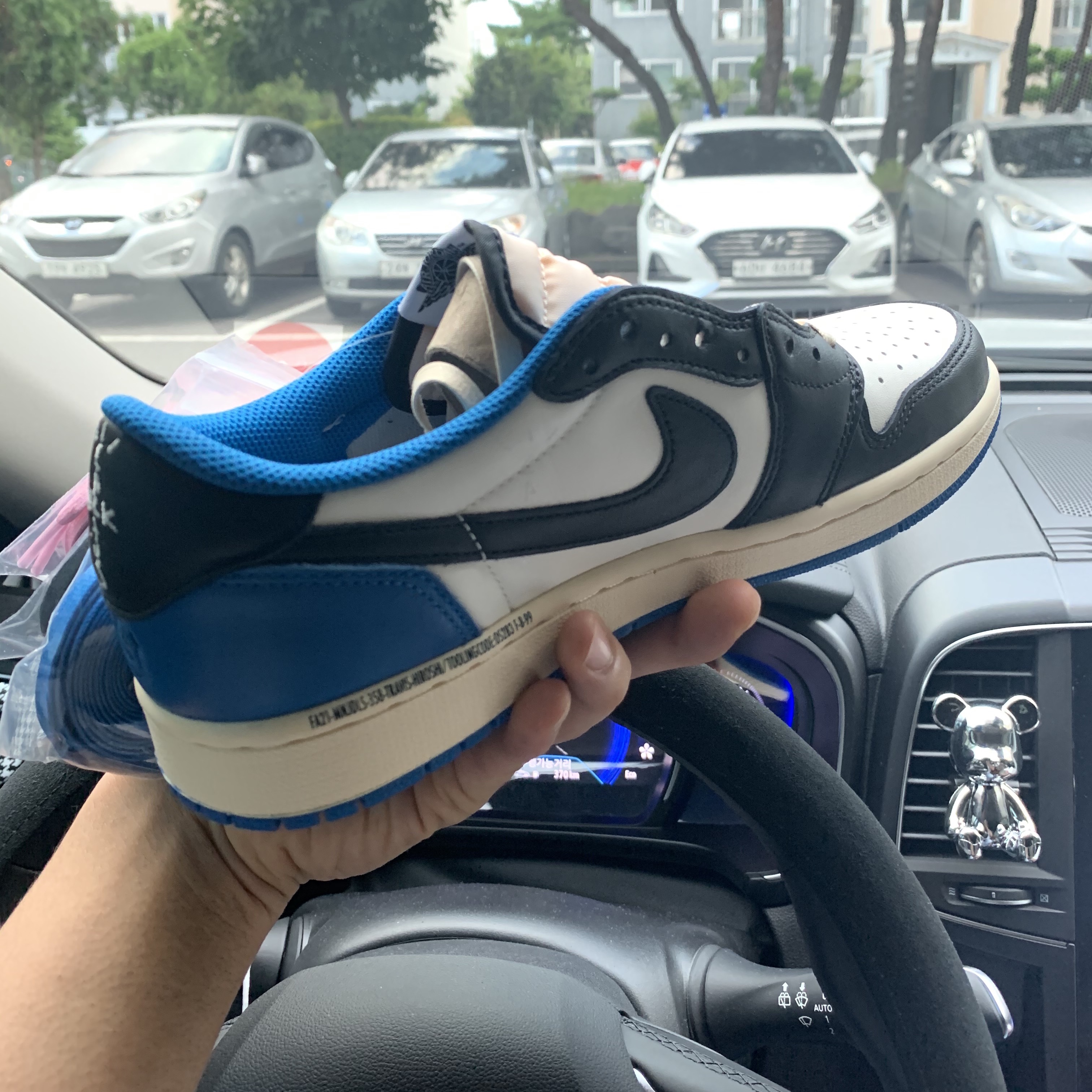 Jordan 1 x Travis Scott x Fragment Retro Low OG SP Military Blue 착용 스타일 - 1