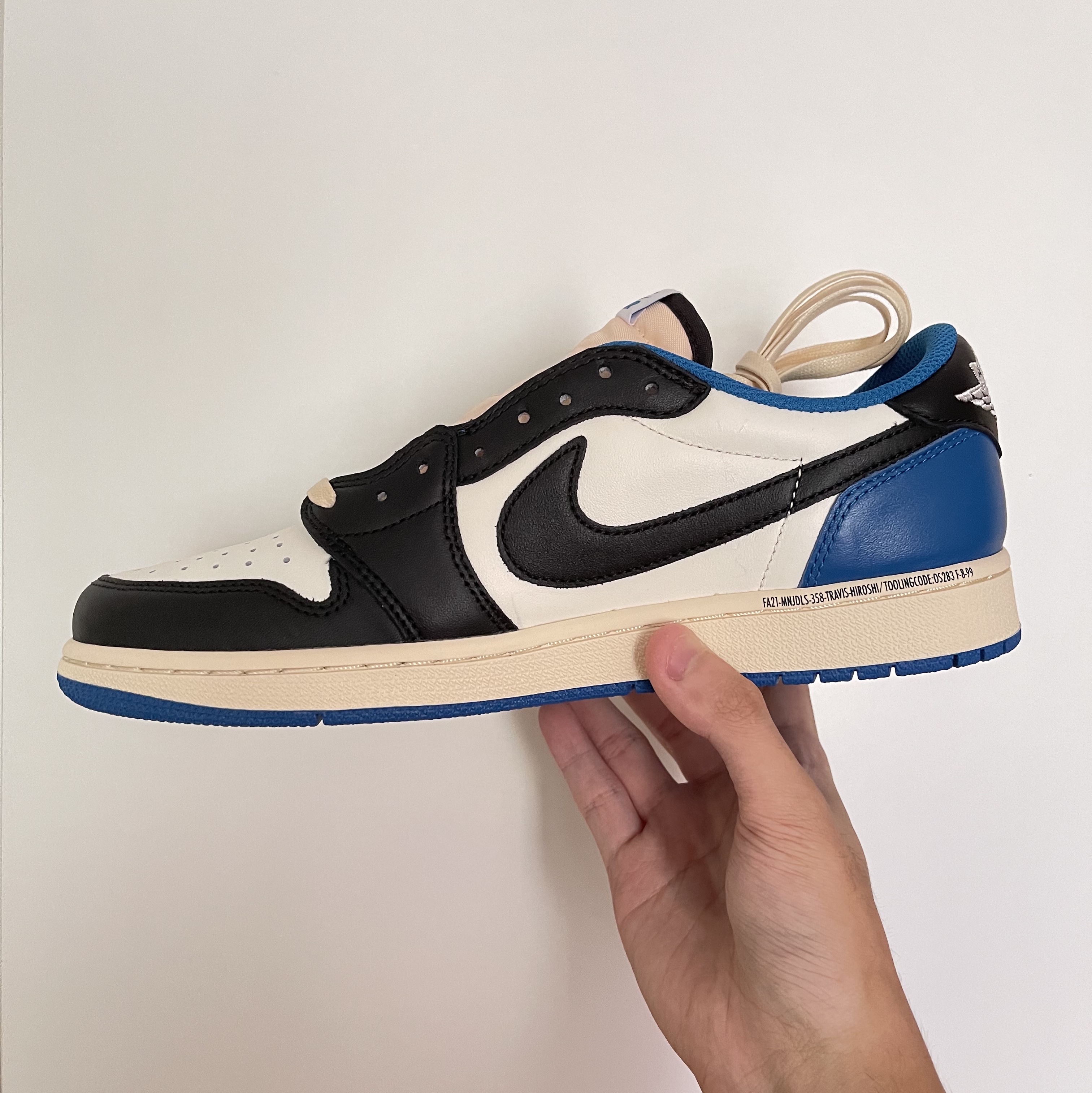 Jordan 1 x Travis Scott x Fragment Retro Low OG SP Military Blue 착용 스타일 - 1