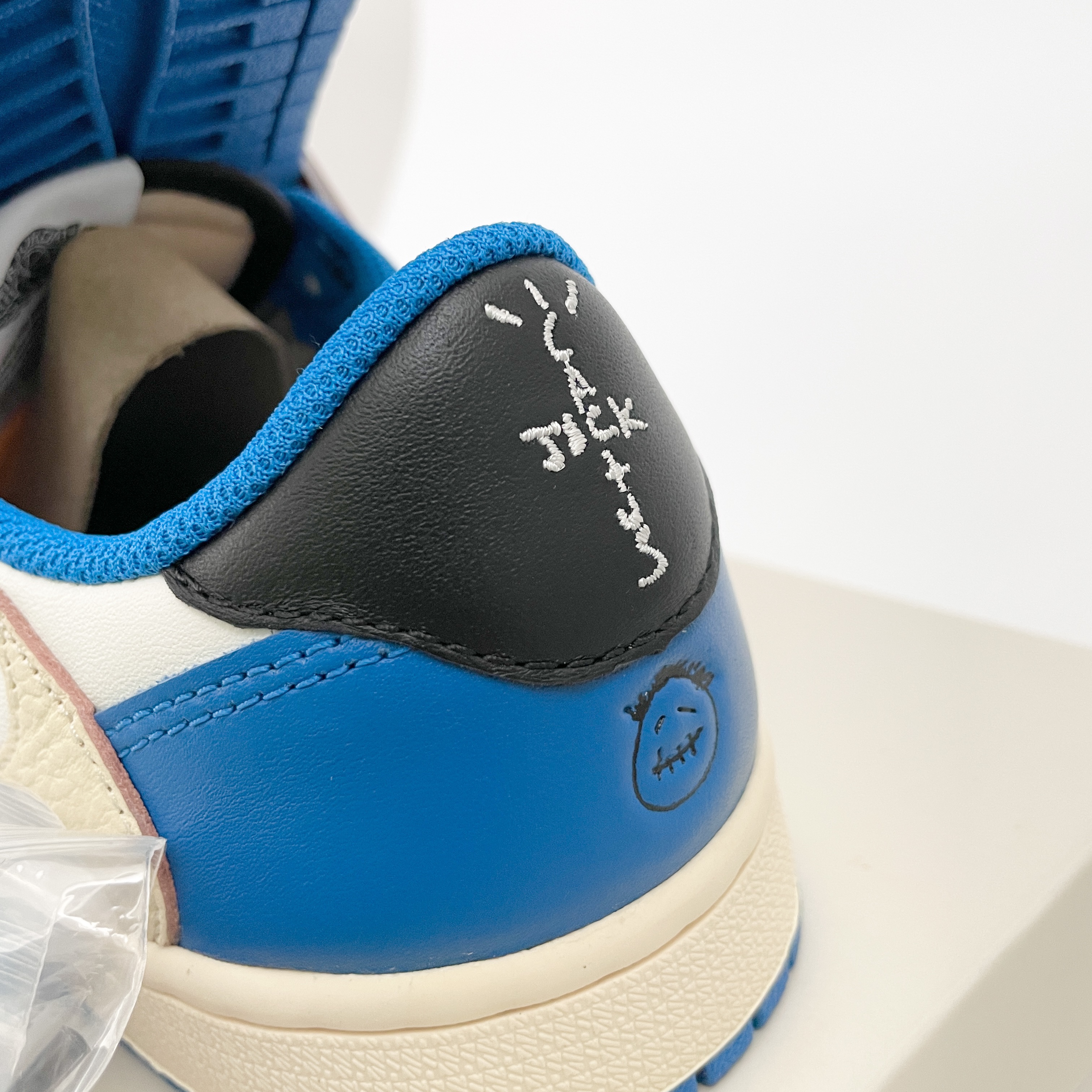 Jordan 1 x Travis Scott x Fragment Retro Low OG SP Military Blue 착용 스타일 - 2