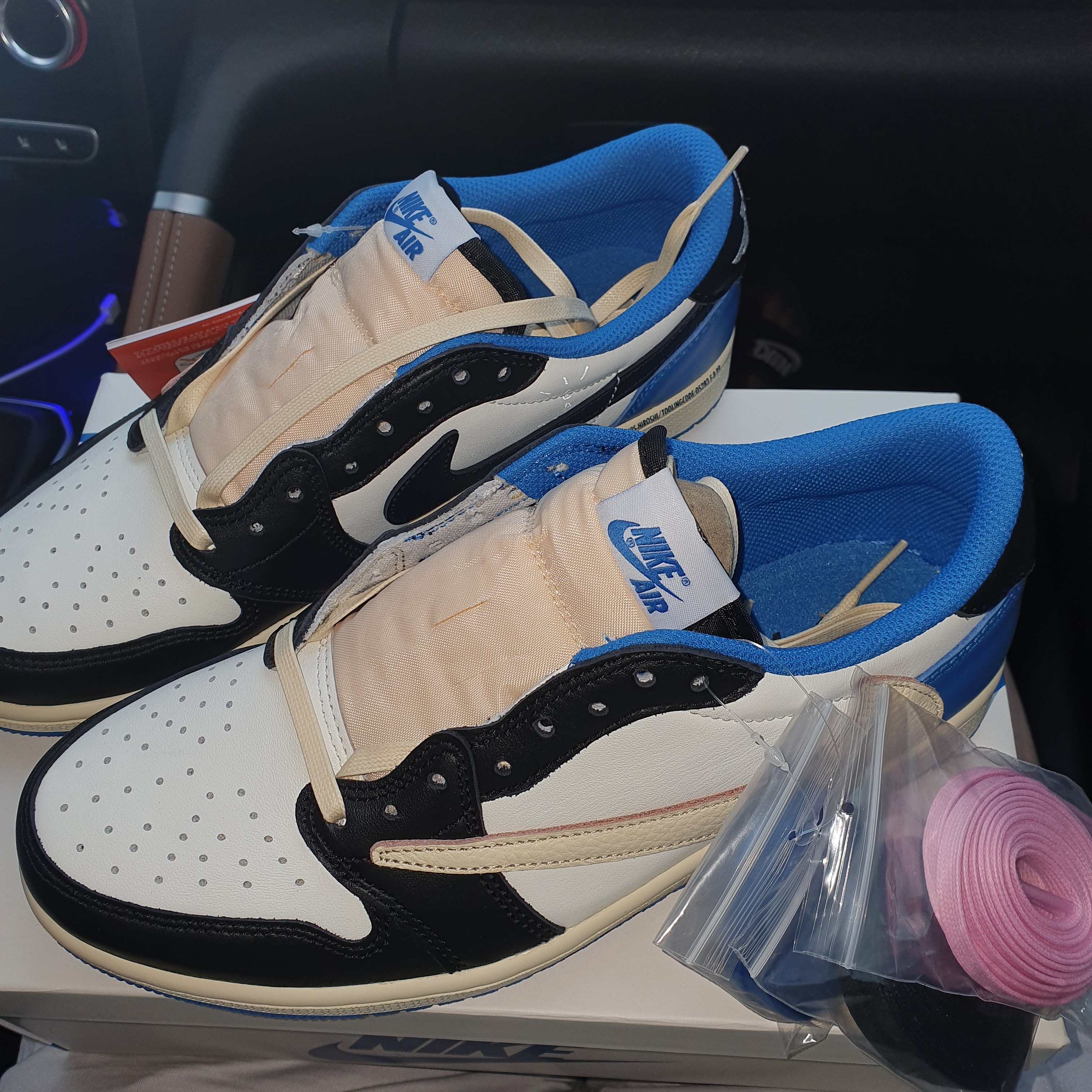 Jordan 1 x Travis Scott x Fragment Retro Low OG SP Military Blue 착용 스타일 - 2