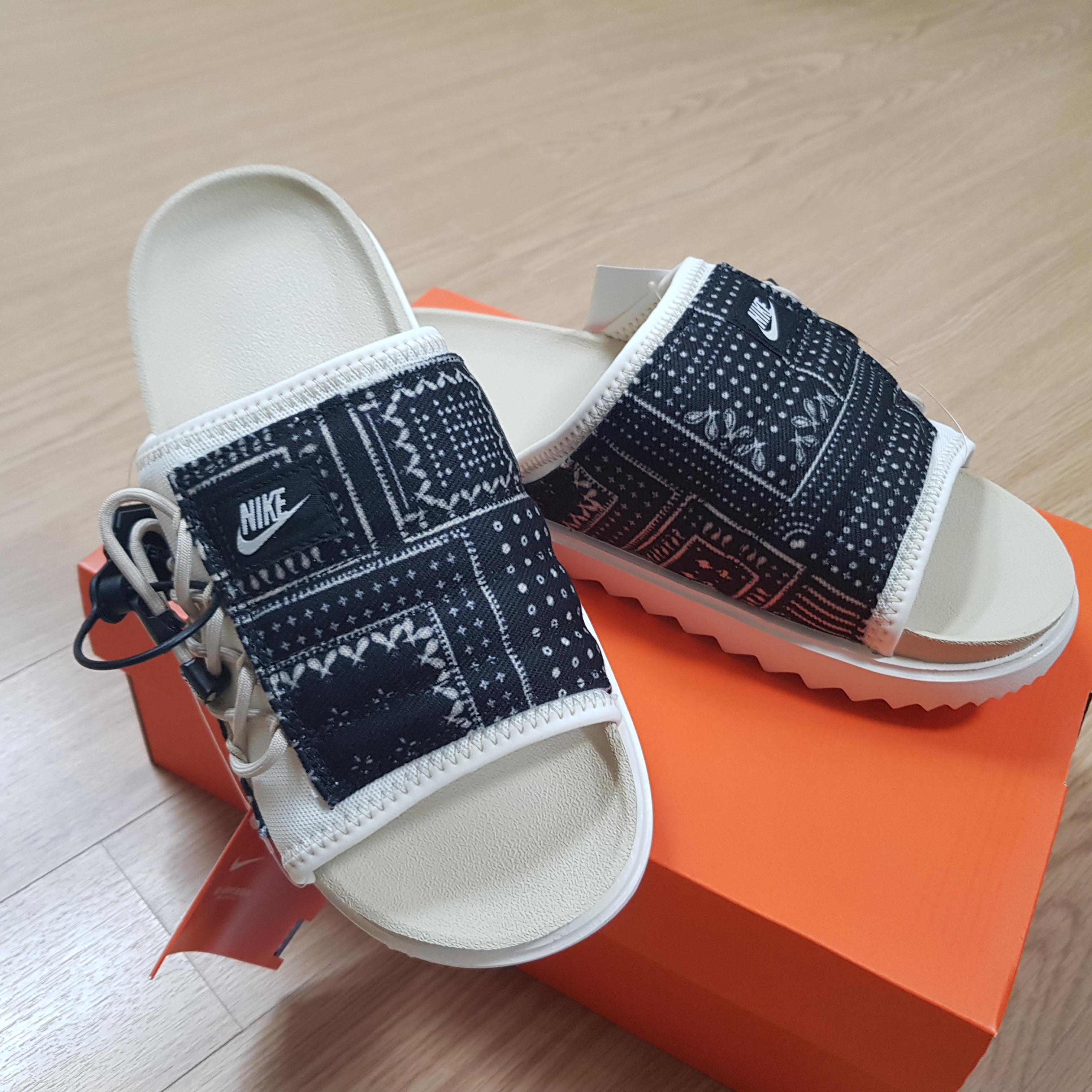 Nike Asuna Slide Pale Ivory Rattan 착용 스타일 - 1