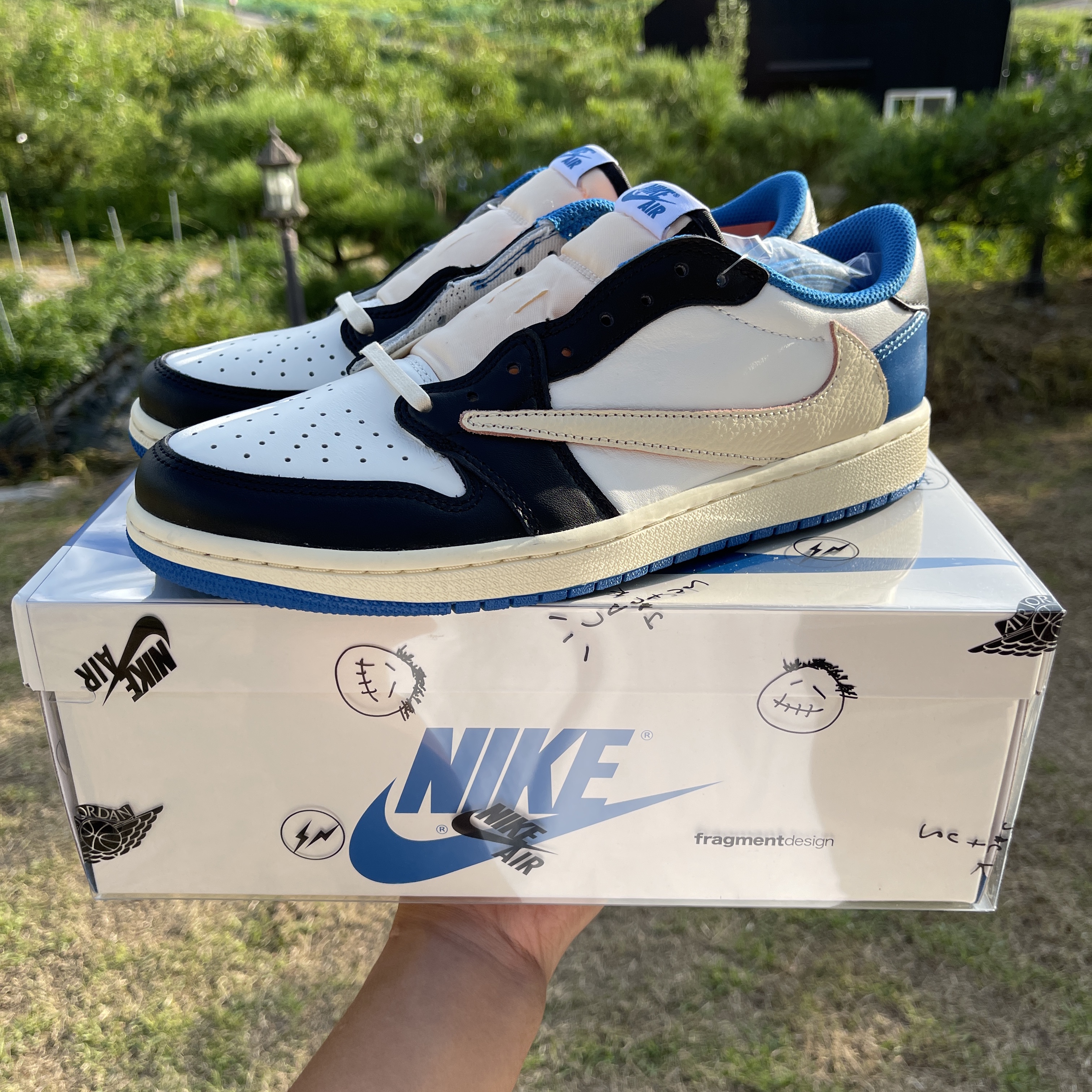 Jordan 1 x Travis Scott x Fragment Retro Low OG SP Military Blue 착용 스타일 - 1