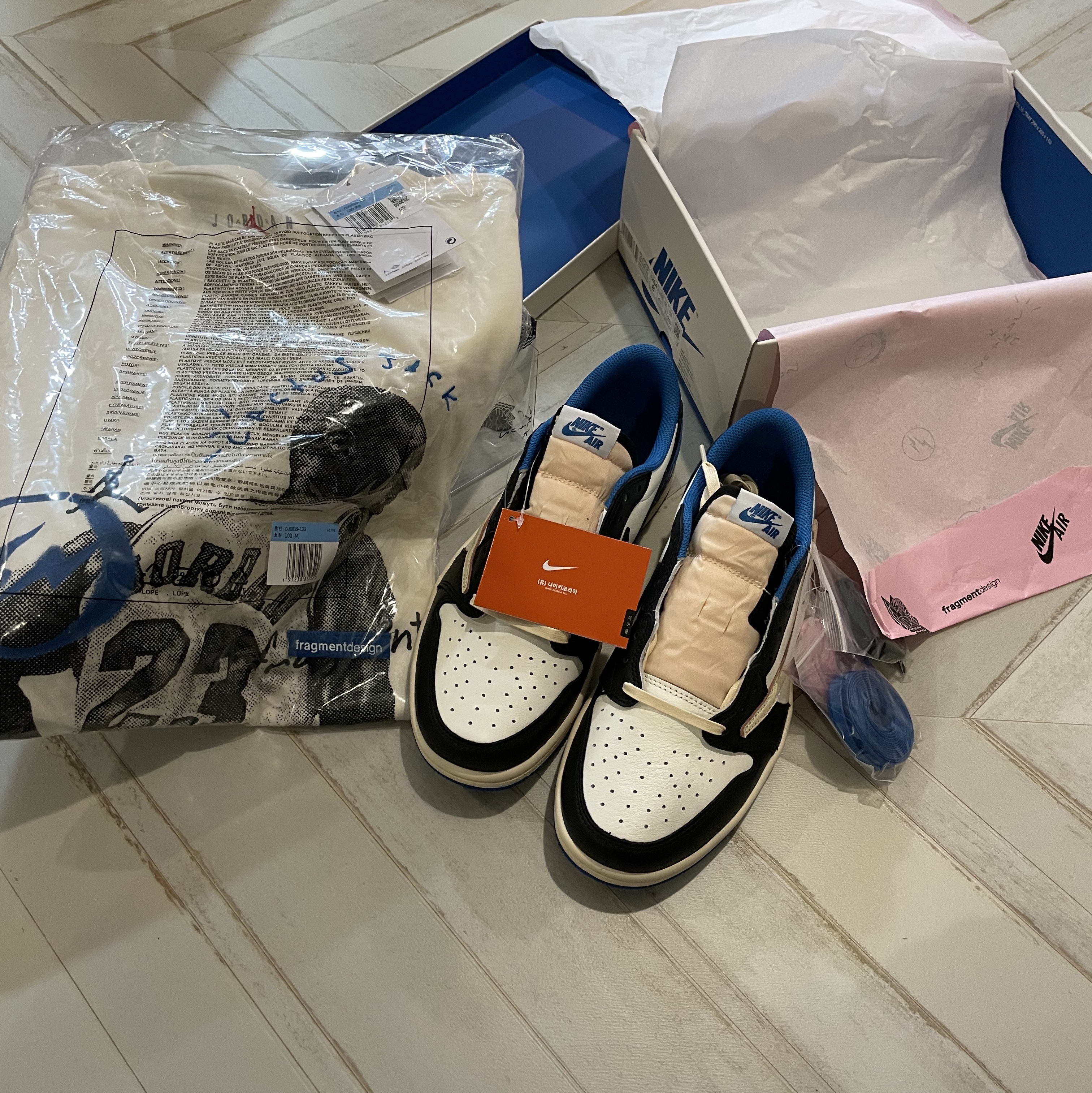 Jordan 1 x Travis Scott x Fragment Retro Low OG SP Military Blue, Jordan x Travis Scott x Fragment T-Shirt Sail (DJ0619-133) 착용 스타일 - 3