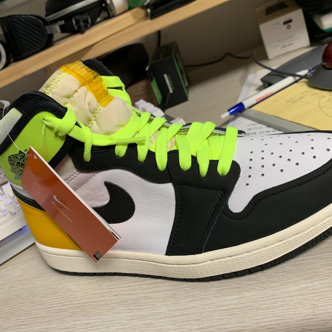 Jordan 1 Retro High OG Volt Gold 착용 스타일