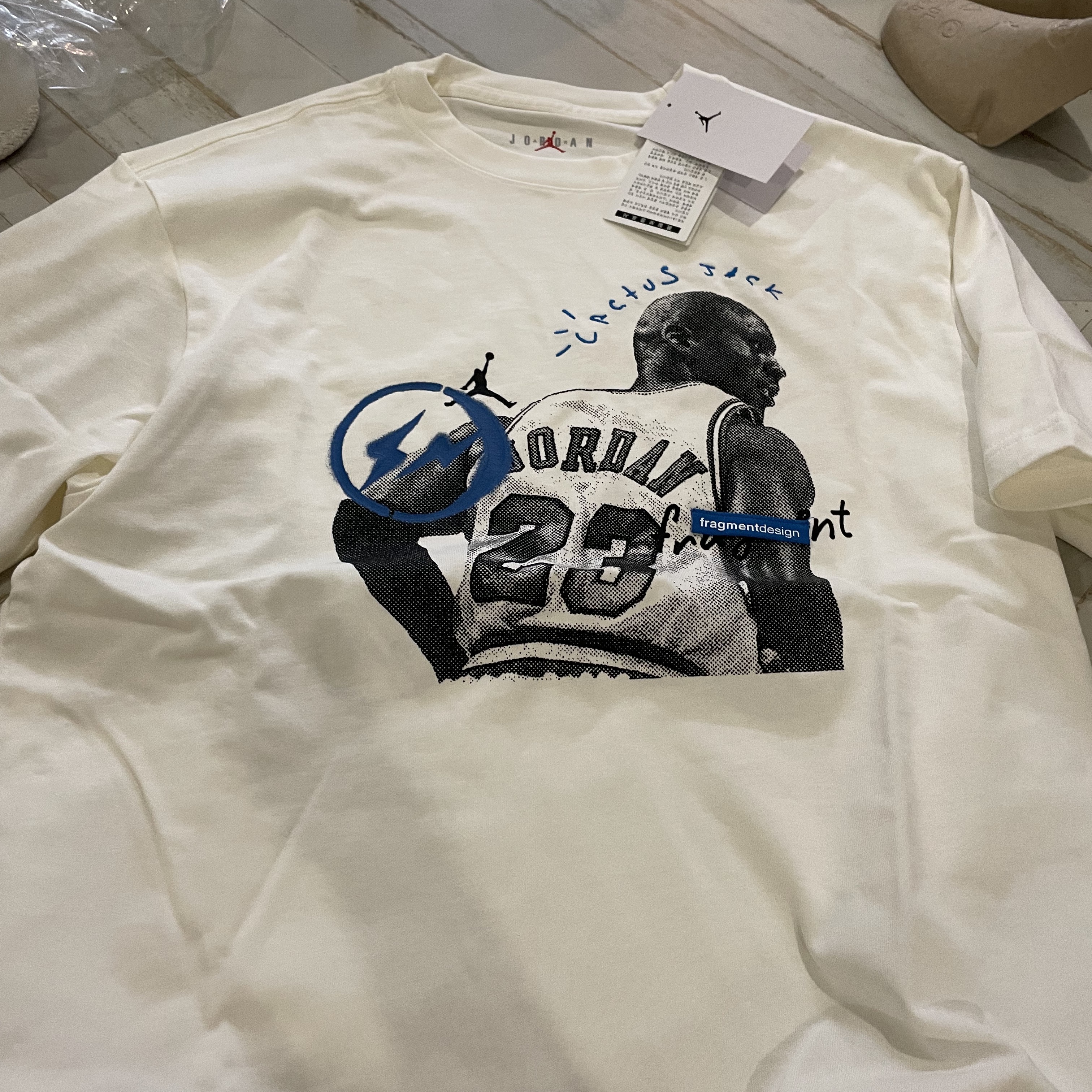 Jordan 1 x Travis Scott x Fragment Retro Low OG SP Military Blue, Jordan x Travis Scott x Fragment T-Shirt Sail (DJ0619-133) 착용 스타일 - 2