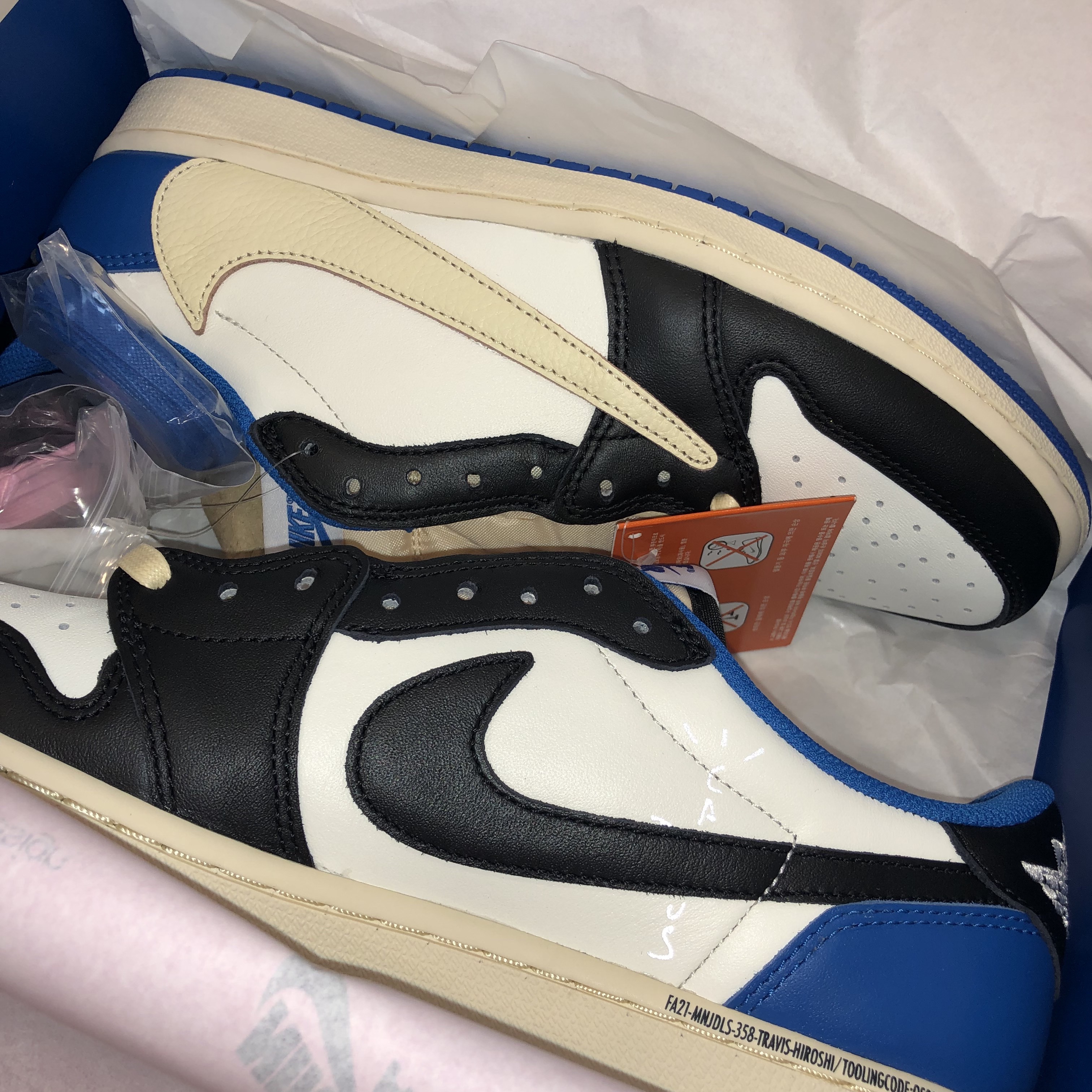 Jordan 1 x Travis Scott x Fragment Retro Low OG SP Military Blue 착용 스타일 - 1