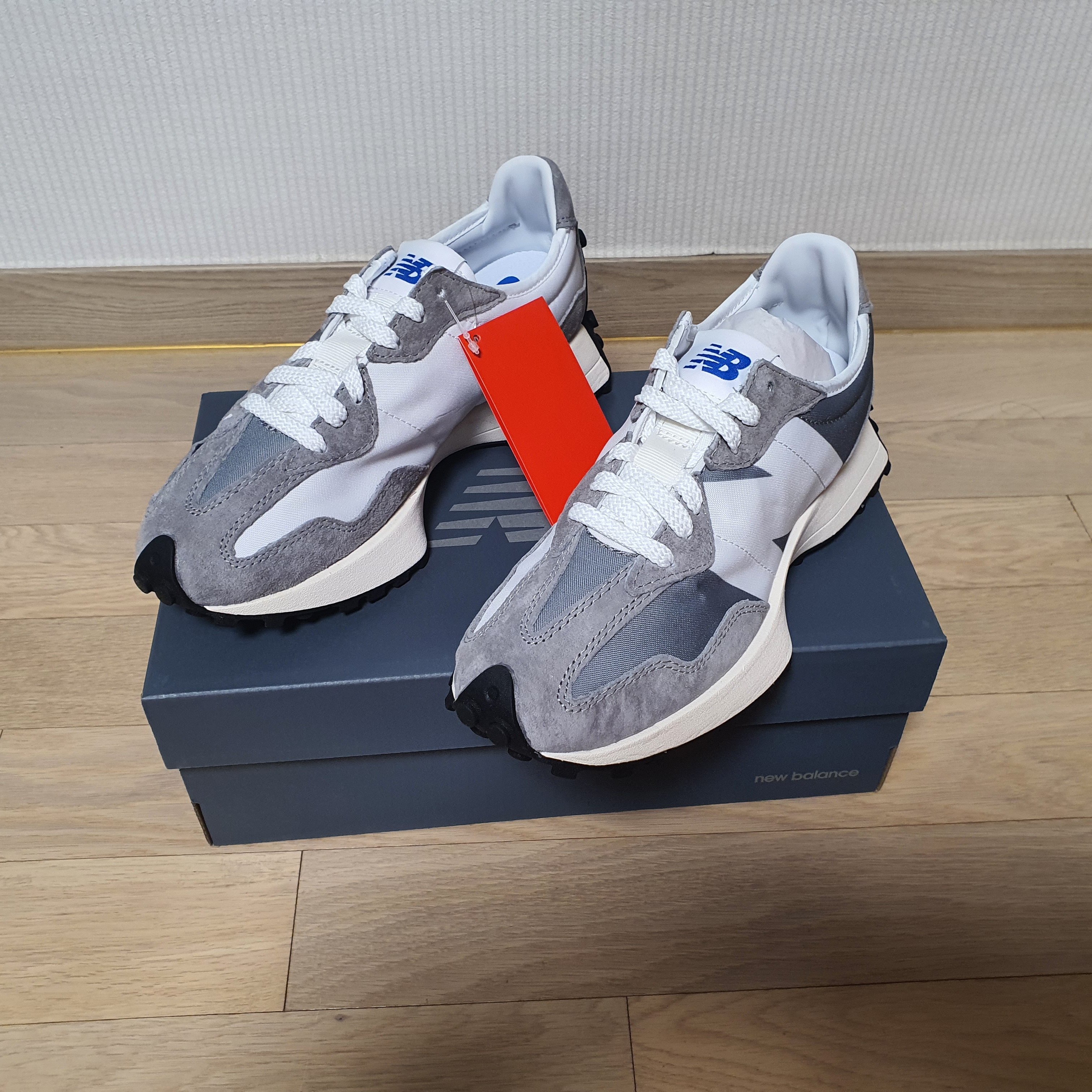 New Balance 327 Grey 착용 스타일 - 1