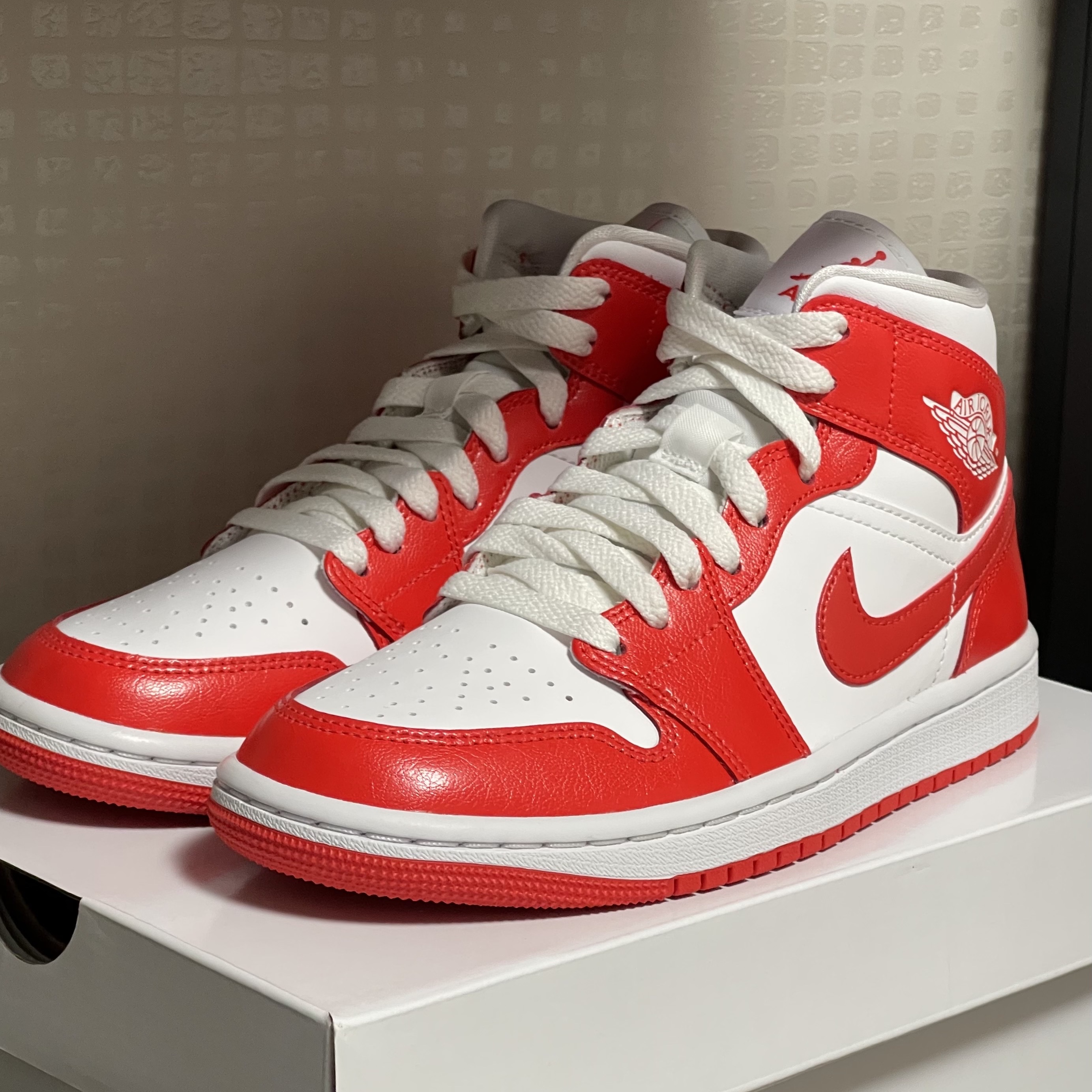 (W) Jordan 1 Mid Habanero Red 착용 스타일 - 2