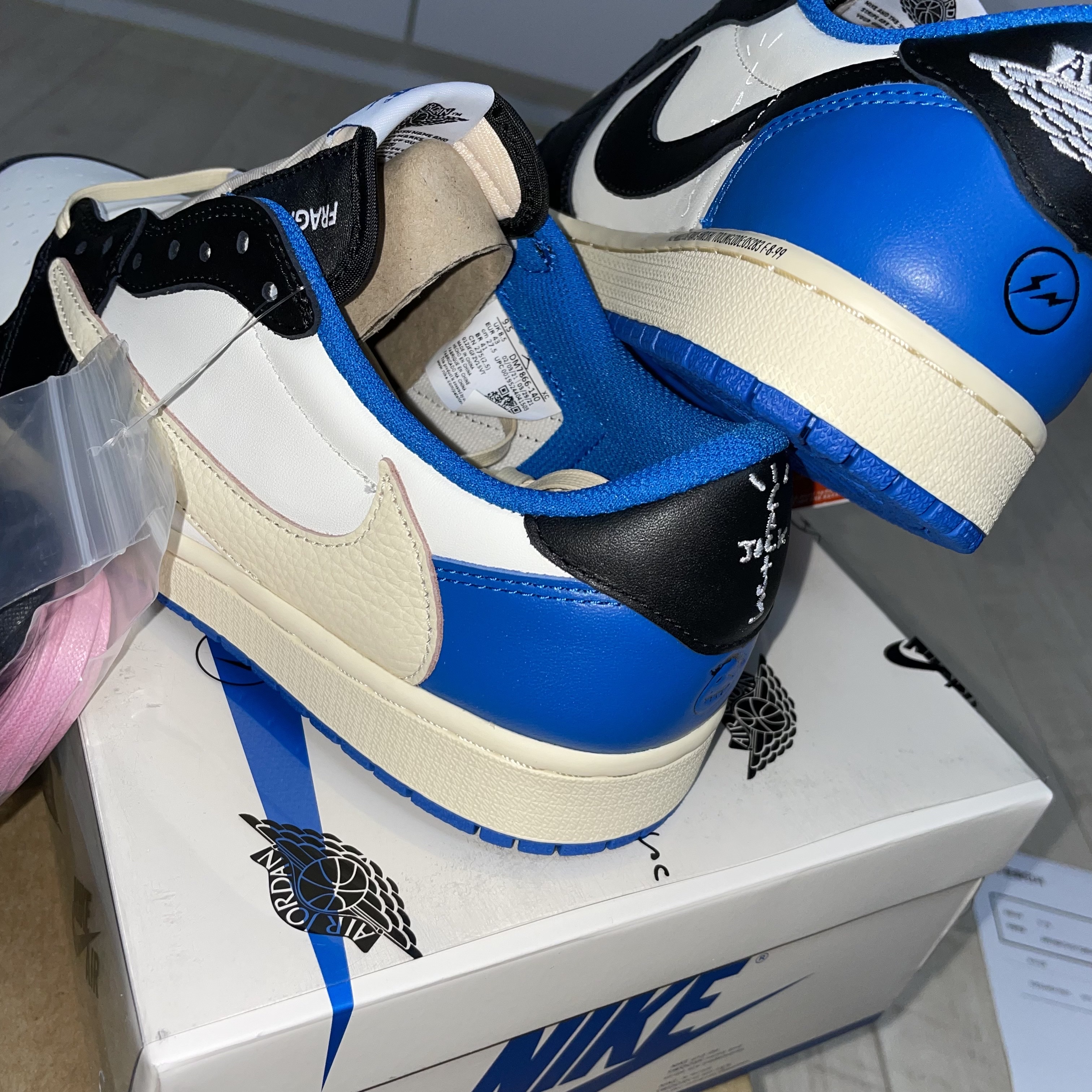 Jordan 1 x Travis Scott x Fragment Retro Low OG SP Military Blue 착용 스타일 - 5
