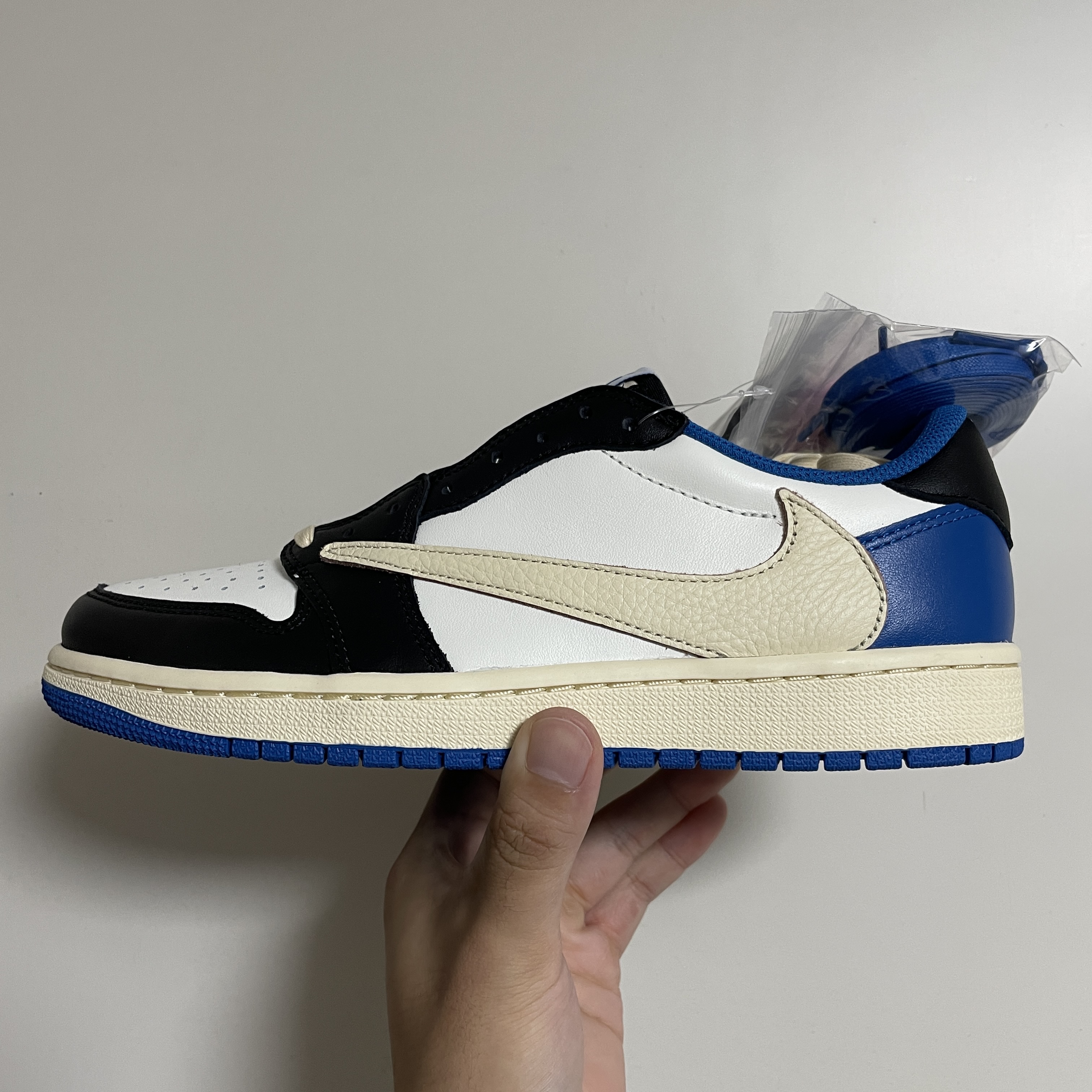 Jordan 1 x Travis Scott x Fragment Retro Low OG SP Military Blue 착용 스타일 - 2