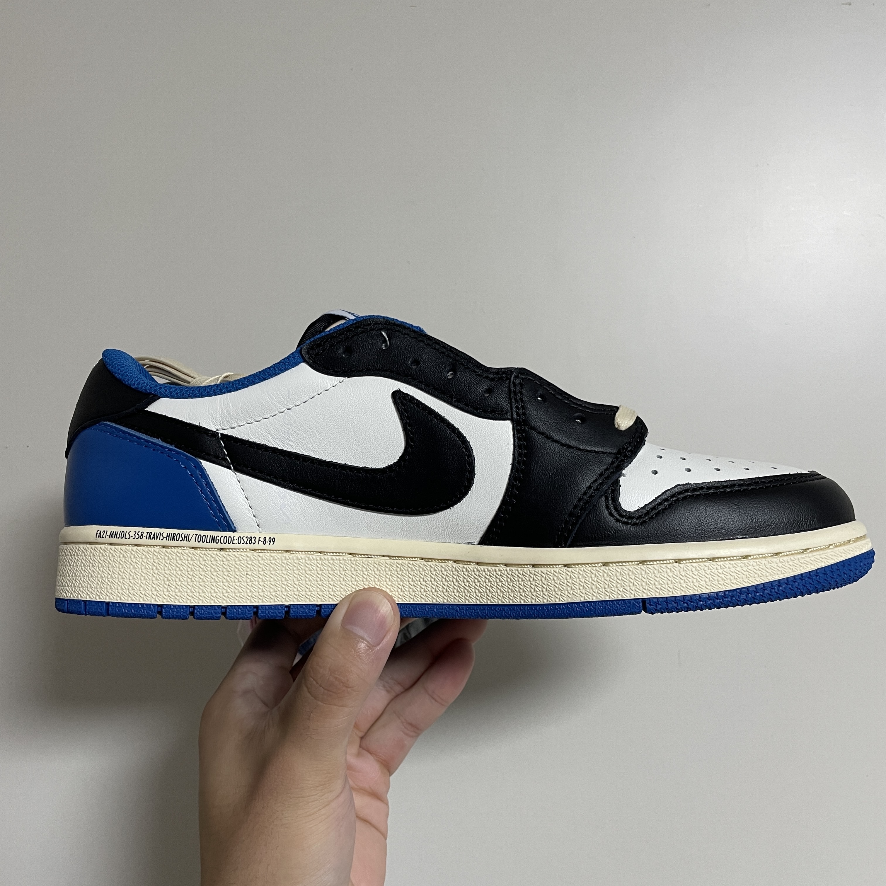 Jordan 1 x Travis Scott x Fragment Retro Low OG SP Military Blue 착용 스타일 - 3