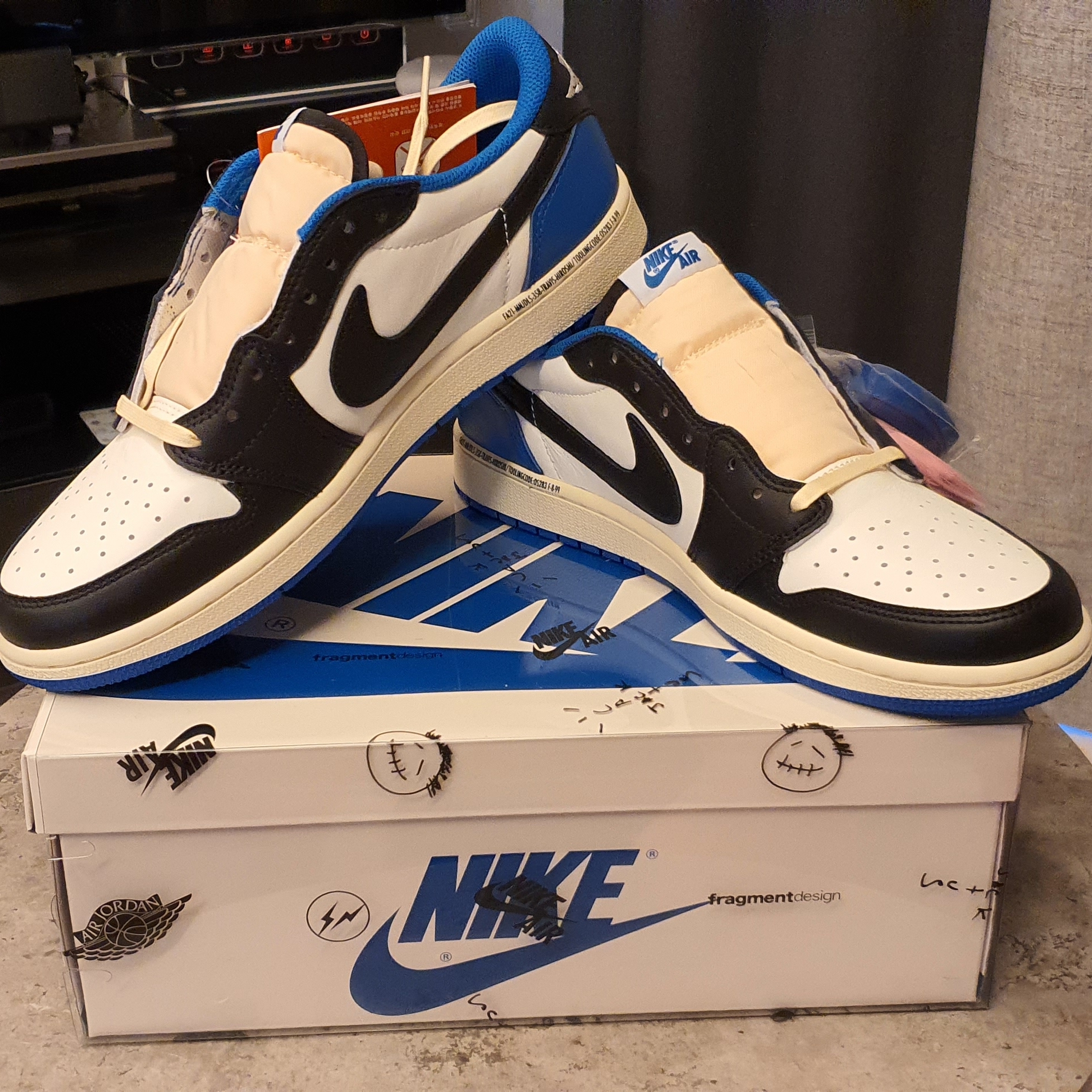Jordan 1 x Travis Scott x Fragment Retro Low OG SP Military Blue 착용 스타일 - 2