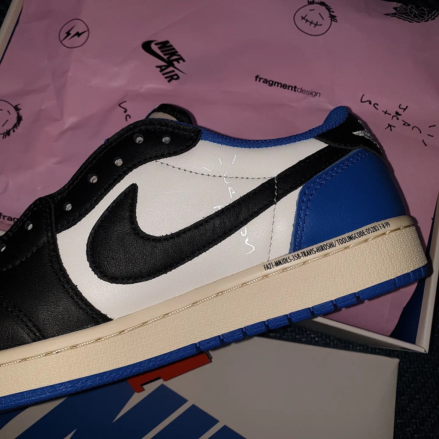 Jordan 1 x Travis Scott x Fragment Retro Low OG SP Military Blue 착용 스타일 - 4
