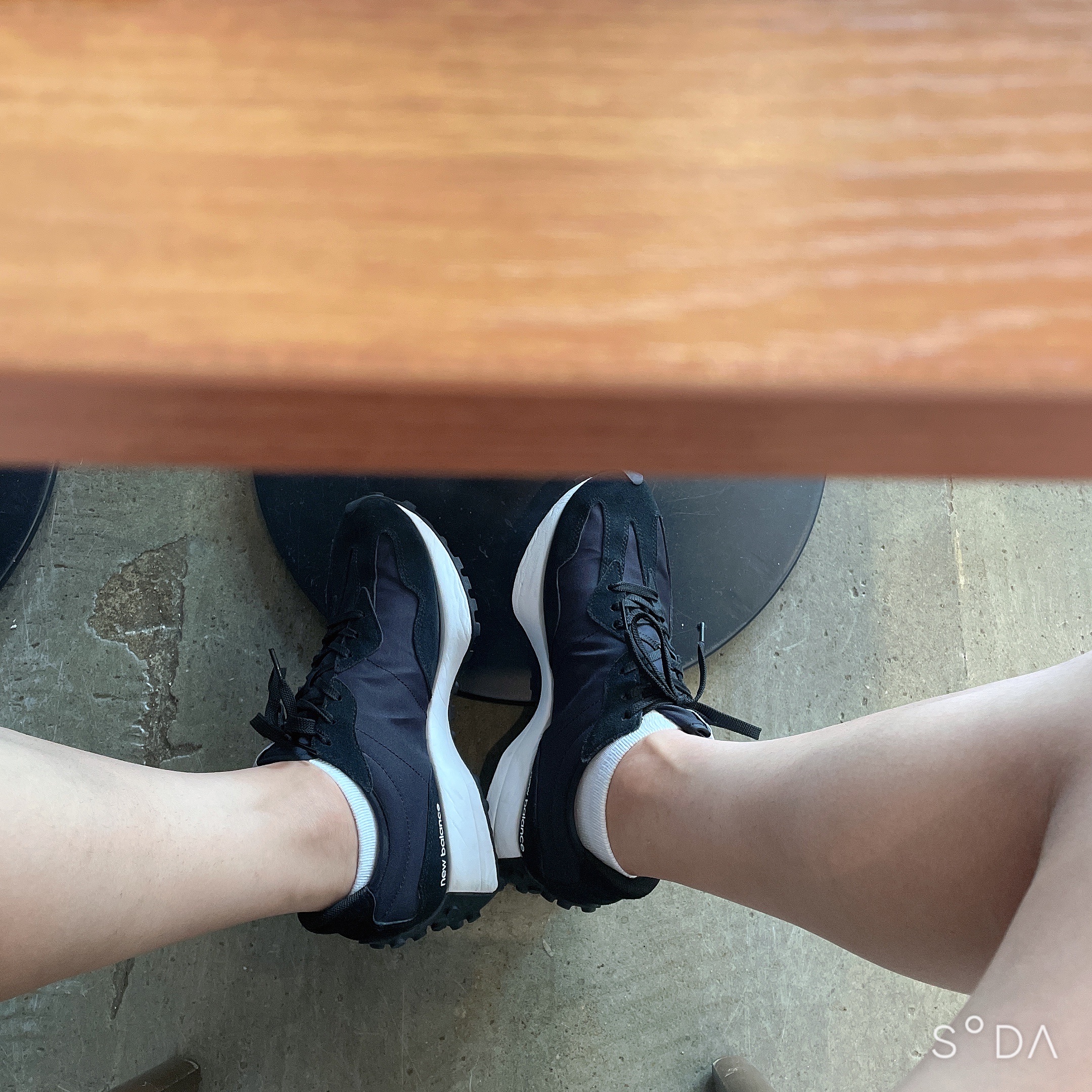 New Balance 327 Black 착용 스타일 - 2