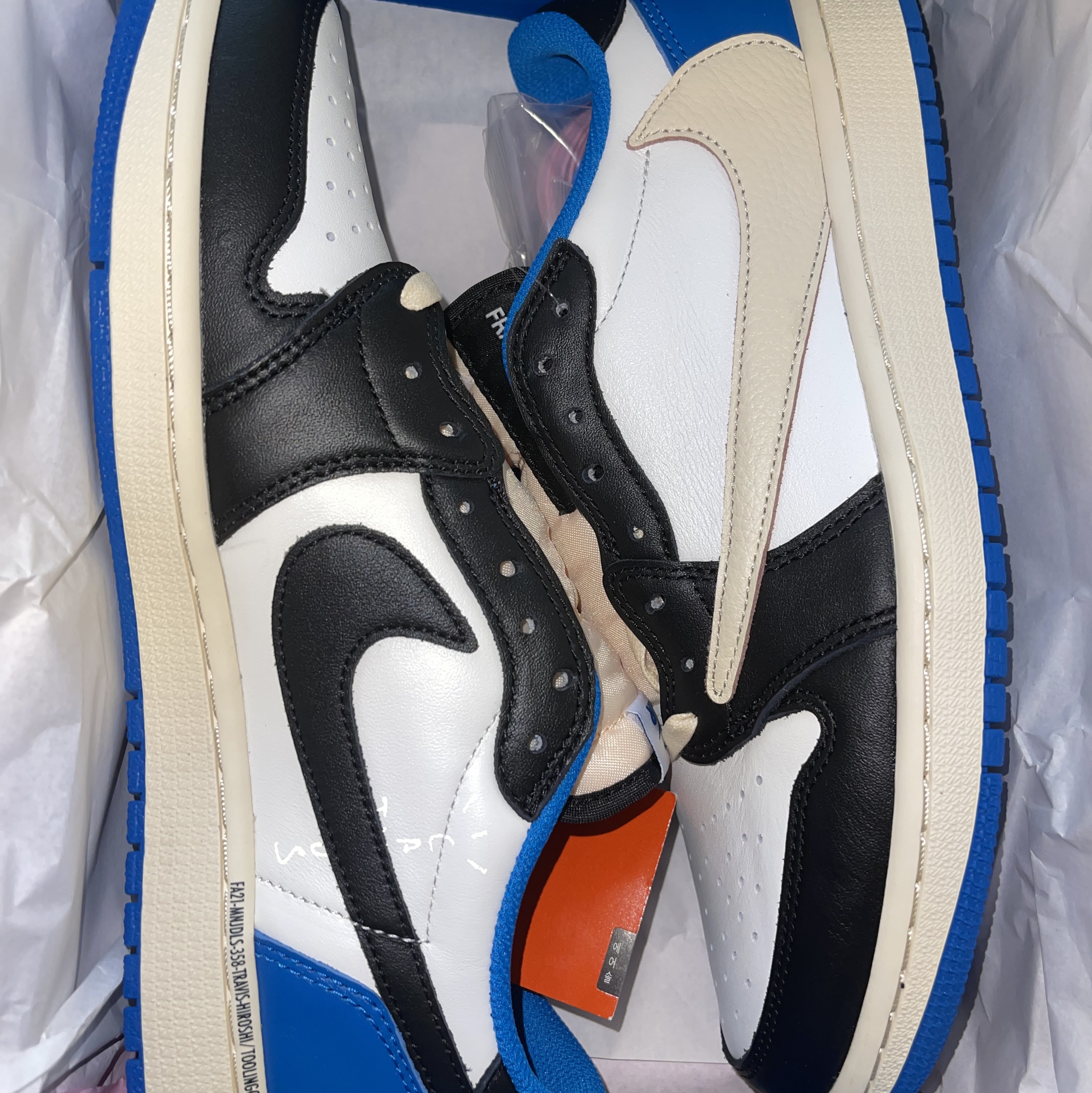 Jordan 1 x Travis Scott x Fragment Retro Low OG SP Military Blue 착용 스타일 - 5